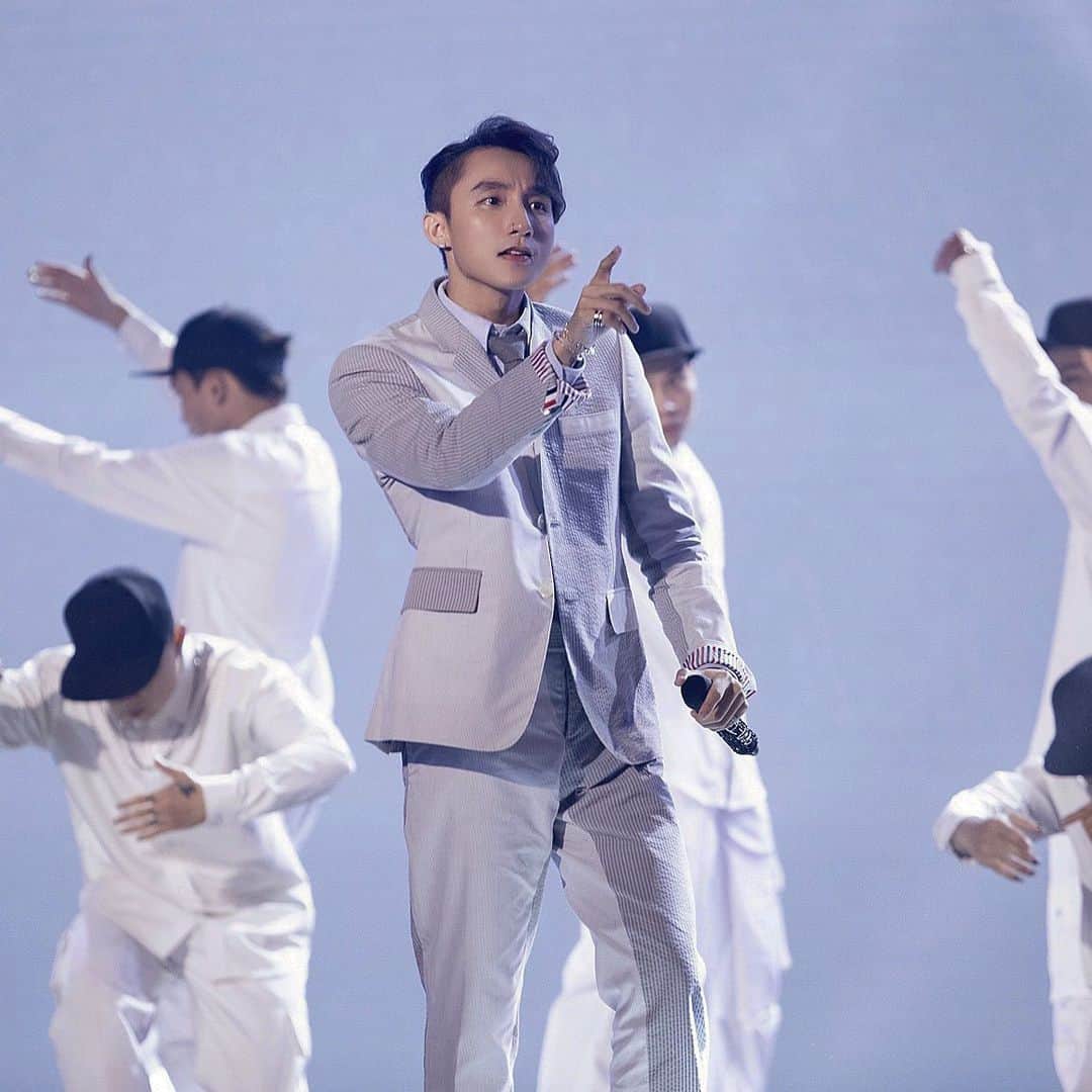 ソン・トゥンM-TPのインスタグラム：「Cảm ơn VIETNAM IDOL đã cho Tùng được sống lại khoảnh khắc tuyệt vời 10 năm về trước !  🙏🏻✨」