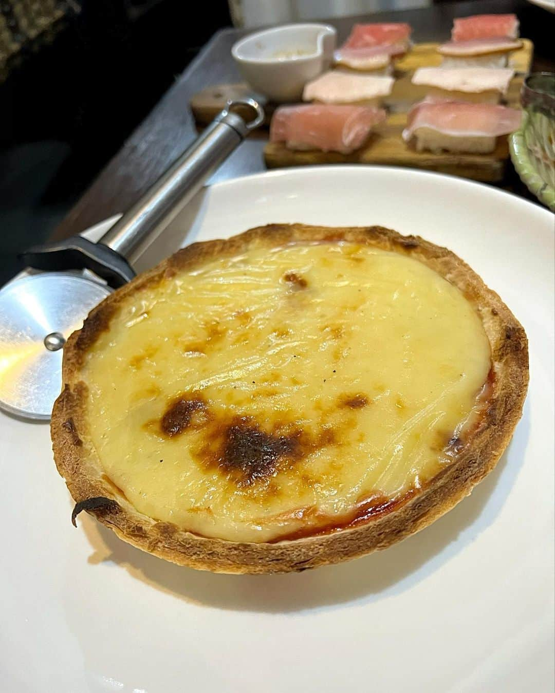 AYUNAのインスタグラム：「新宿で贅沢ディナーコースを堪能🍻🌃  ここのシカゴピッツァ✨🧀✨  が本当に美味しかったぁ😋🍀  お酒飲み放題で他のお料理も美味だったよ🎶  【１品目】本日の前菜サラダ  【２品目】カルパッチョ  【３品目】オリーブ  【４品目】北海道じゃがいものポテトフライ  【５品目】肉寿司&肉てまり寿司の盛り合わせ　(食べ放題♪）  【６品目】自慢の2種のシュラスコセット(豚肉/牛肉)  【７品目】ローストビーフタワー  【８品目】溢れるチーズのシカゴピザ  【９品目】新鮮野菜たっぷりペペロンチーノ  【１０品目】デザート  PR @monte.nishi #MonteMeat新宿店 #MonteMeat #新宿グルメ #新宿居酒屋 #新宿ディナー #新宿バル #新宿肉寿司」