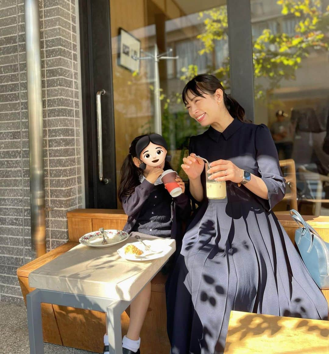 上野仁美さんのインスタグラム写真 - (上野仁美Instagram)「. ⁡ たまにはネイビーコーデを。 ⁡ 最近はほぼ毎日ネイビーなのですが、今日はいつもより普段着寄り👧🏻👩🏻💙 あと少し。あと少し。濃厚な今年の秋。  終わった後のスイーツタイムが、私も娘も楽しみに。 ふらっと入ったカフェが、コーヒーもスイーツも美味しくて嬉しい☺️❤️ ⁡ ワンピースは @celford_official 👗 ⁡ ⁡ 一枚目は『きょうはいっしょにしゃしんはむりです。』 ⁡と断られたんだけど、結果撮ってくれた😂  ⁡ #女の子ママ #5歳女の子 #5歳女の子ママ #ネイビーコーデ #ネイビーワンピース #onibuscoffee #自由が丘カフェ」10月22日 15時53分 - hitomi0502_u