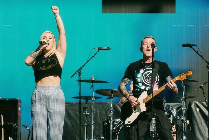 キャサディー・ポープのインスタグラム：「CP + Yellowcard = heart explosion. Thank you guys for having me up for “Only One” 🖤   📸 @acaciaevans」