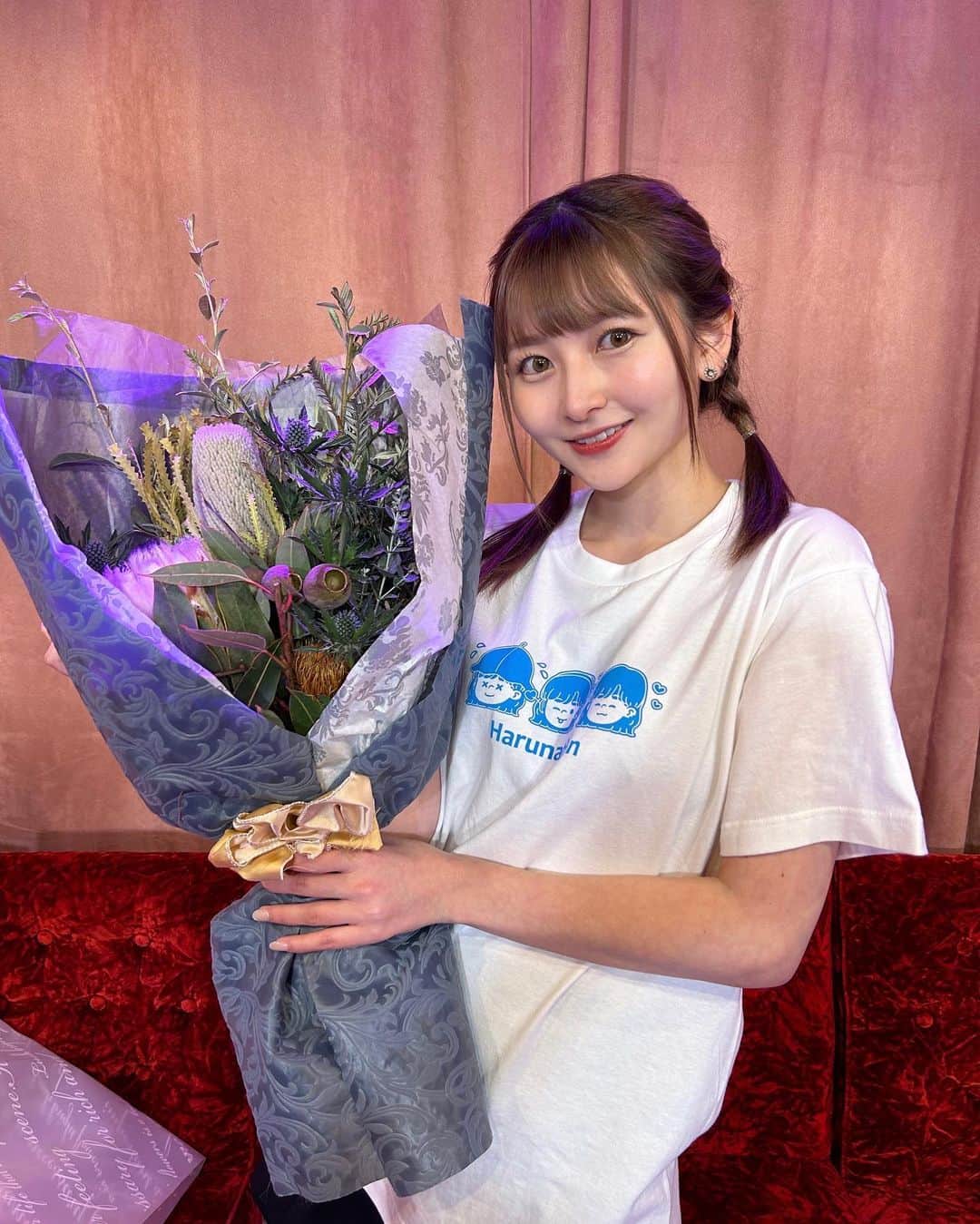 尾形春水のインスタグラム：「10/21 ☆下北沢イベント☆ フリーになって初のソロイベントでみんなとたくさんお話できて楽しかったです！！！ツーショット会のために来てくれた方もありがとう🥹  第一部のカフェ会では、 特製えびクッキー、ハロウィンおやつたちとドリンクでまったり🎃 近況報告や質問コーナーも！(^^)  第二部のお疲れ様会では、 エビおつまみとお酒で乾杯という、完全に尾形の趣味を詰め込んだメニューでした！笑 そしてまさかのファンの皆さんからサプライズで花束とメッセージをいただいてびっくり..！！シーズン3の幕開けを改めて実感したし、みんなの期待を超えていけるようにさらに頑張ろうと思いました。本当にいつも応援してくれて、支えてくれてありがとうございます。  幸せすぎる空間でした！！！ ラストライブぶりにはーちんタペストリーにも再開✌️また来てねっ  次は、11/21＠都内ライブハウス 平日ですが会いにきてくれたら嬉しいです！！！！」