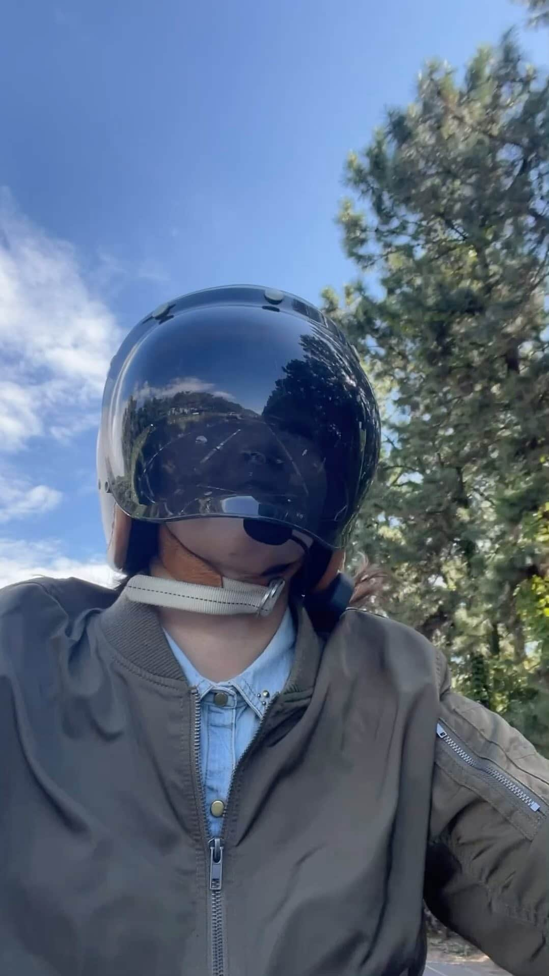 吉永愛のインスタグラム：「バイク日和でした🏍️☀️ 帰りは混み混みでした😅 景色は最高ですが…w #愛loveバイク🏍  #海沿いライダー  #バイクステッカー  #トライアンフ  #夫婦ライダー  #バイク  #バイク女子 #女性ライダーと繋がりたい  #バイク好きな人と繋がりたい  #オト女  #アラフィフ #空 #雲」