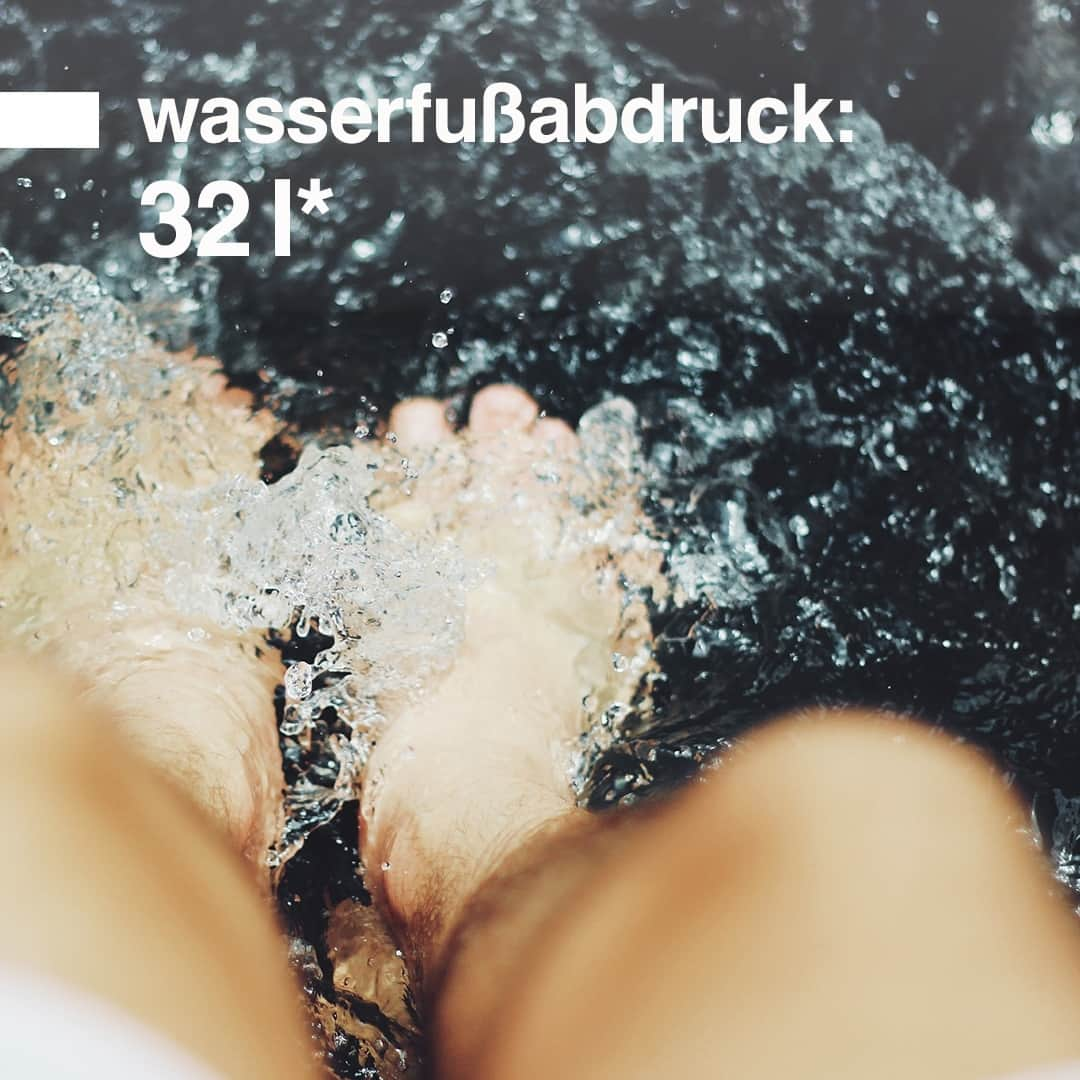 Stop The Water While Using Me!のインスタグラム：「Aufgepasst! Längerer Aufklärungspost, aber vollgepackt mit Wasserwissen! 🌊⁠ ⁠ Unsere Mission lautet Wasser sparen, schützen und spenden. Daher wollten wir es ganz genau wissen: Wie steht es um den Wasserfußabdruck unserer Produkte?⁠ ⁠ Gemeinsam mit der @tu_berlin haben wir den Wasserfußabdruck – auch virtuelles Wasser genannt – und somit den bislang unsichtbaren Wasserverbrauch unseres Orange Wild Herbs Body Wash in der 500 ml Bottle berechnet und das ist das Ergebnis: ⁠ ⁠ 💧*32 Liter verbraucht unser Duschgel während des gesamten Lebenszyklus – von der Herstellung der Inhaltsstoffe und Verpackung bis zur Nutzung unter der Dusche und Entsorgung.⁠ ⁠ 👣 Mit der Betrachtung des Wasserfußabdrucks gehen wir allerdings noch einen Schritt weiter: Hier wird in der Berechnung verwendetes Wasser aus wasserarmen Gebieten – vereinfacht gesagt – höher gewichtet. Wasser, das zum Beispiel zur Bewässerung bestimmter Inhaltsstoffe verwendet wird. Mit dieser Methode landen wir bei 399 Liter und haben wertvolle Optimierungspotenziale aufgedeckt. ⁠ ⁠ Unser Zwischenfazit: Es ist wichtig – insbesondere in wasserarmen Gebieten – die Duschzeit möglichst gering zu halten. Jedoch ist es auch unsere Aufgabe als Naturkosmetikhersteller insbesondere bei der Auswahl der Inhaltsstoffe auf deren Herkunft zu achten und sie im besten Fall aus wasserreicheren Gebieten zu beziehen.⁠ ⁠ #stopthewater #stopthewaterwhileusingme #wasserfußabdruck #virtuelleswasser #naturkosmetik」