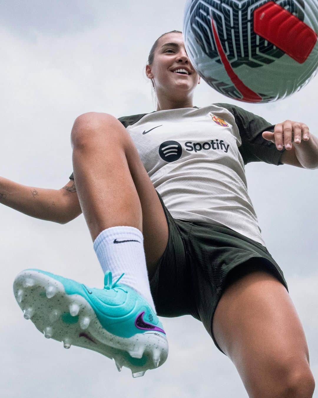 ナイキフットボールさんのインスタグラム写真 - (ナイキフットボールInstagram)「“It’s the perfect boot for me, because it adapts very well to my foot and to my style of play.”  Patri Guijarro, @fcbfemeni Midfielder  @patri8guijarro is tuned for touch in the 𝐓𝐢𝐞𝐦𝐩𝐨 𝟏𝟎 with soft, lightweight FlyTouch Plus that forms to her foot and stays consistent in varied conditions 🤌🌦️   #NikeFootball」10月22日 16時00分 - nikefootball