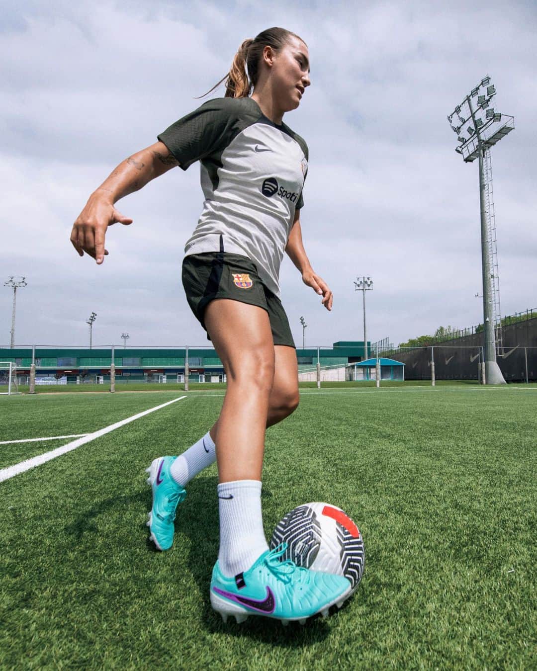 ナイキフットボールのインスタグラム：「“It’s the perfect boot for me, because it adapts very well to my foot and to my style of play.”  Patri Guijarro, @fcbfemeni Midfielder  @patri8guijarro is tuned for touch in the 𝐓𝐢𝐞𝐦𝐩𝐨 𝟏𝟎 with soft, lightweight FlyTouch Plus that forms to her foot and stays consistent in varied conditions 🤌🌦️   #NikeFootball」