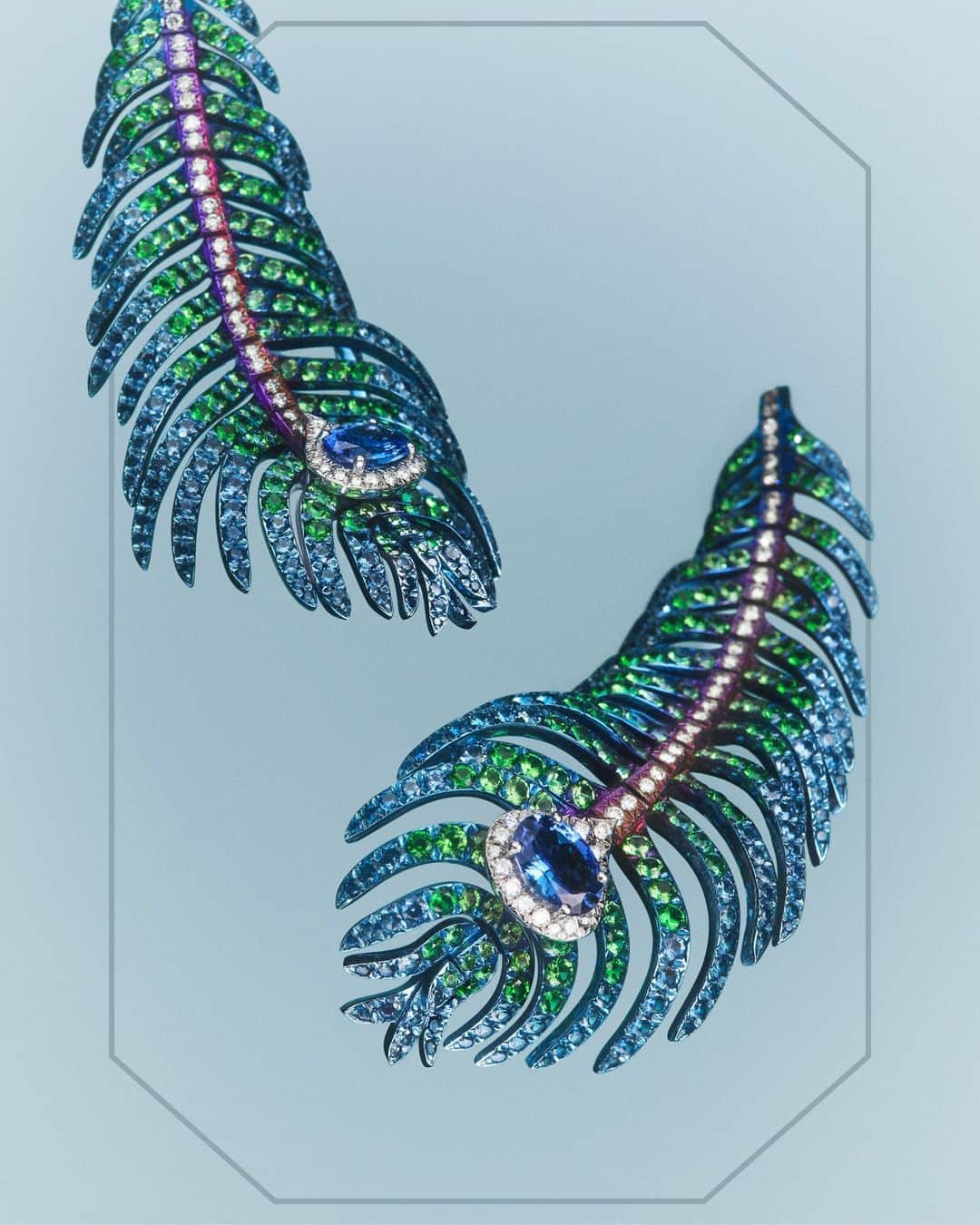 ブシュロンのインスタグラム：「Plume de Paon earrings defy the laws of gravity in this new aesthetic of titanium and colored stones.⁣ ⁣ #PlumedePaon⁣ #SpreadYourWings」