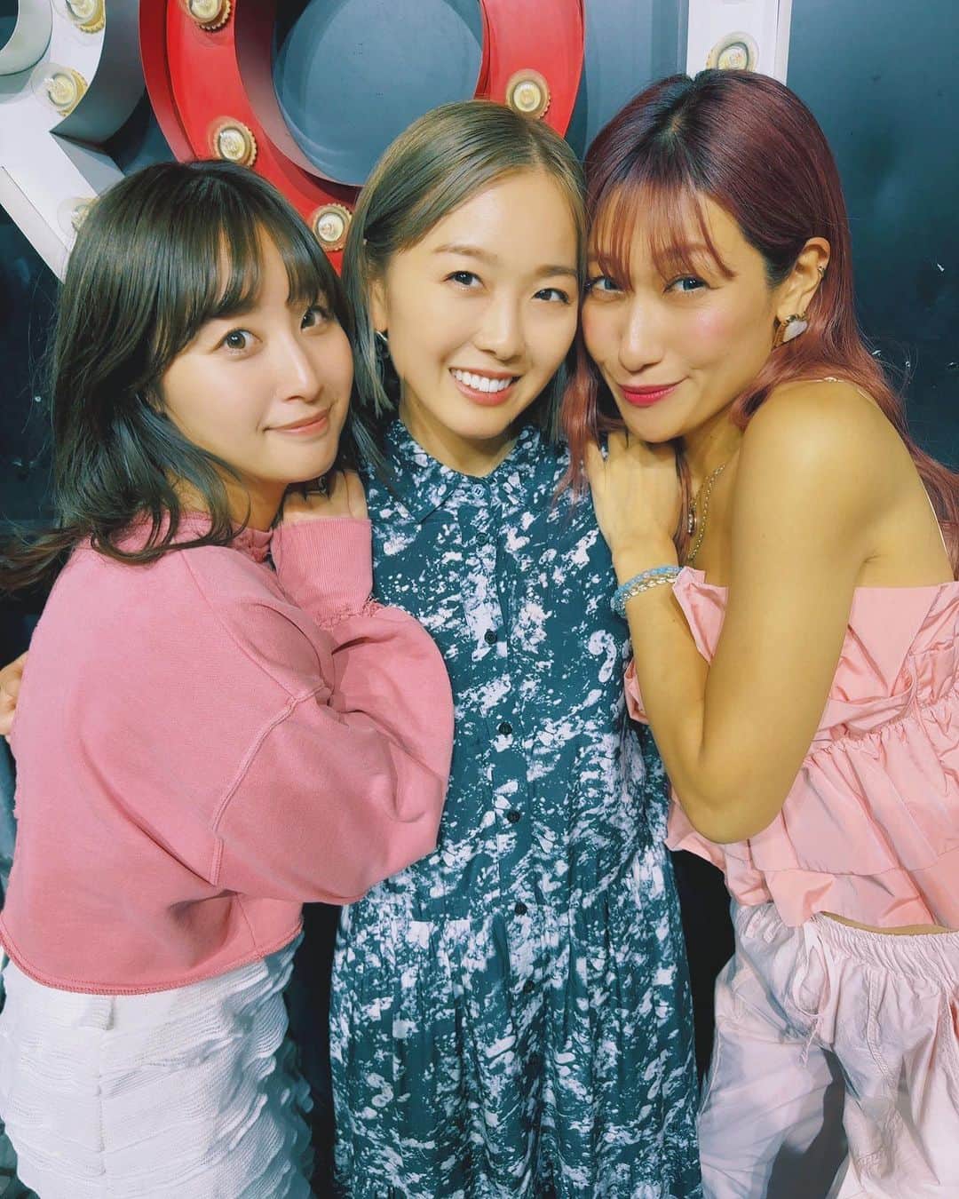 片桐舞子さんのインスタグラム写真 - (片桐舞子Instagram)「投稿できてなかった、先週末の姉妹LIVE🐰🦊  @kaede_lapin NY渡米前ラストのステージ 仲間たちも駆けつけてくれて良かったね♡  @0609yuuka @kyoupri  2組ともありがとう🫶🏼  打ち上げは @nazstagram__  リアルらぱん妹なーなも一緒に 3人でサムギョプサル食べて帰りました🐷  #片桐舞子#kaedelapin#メゾンスール#見た目のタイプ真逆#中身は同じ#ねーねとかけちゃん」10月22日 16時15分 - mays_maiko