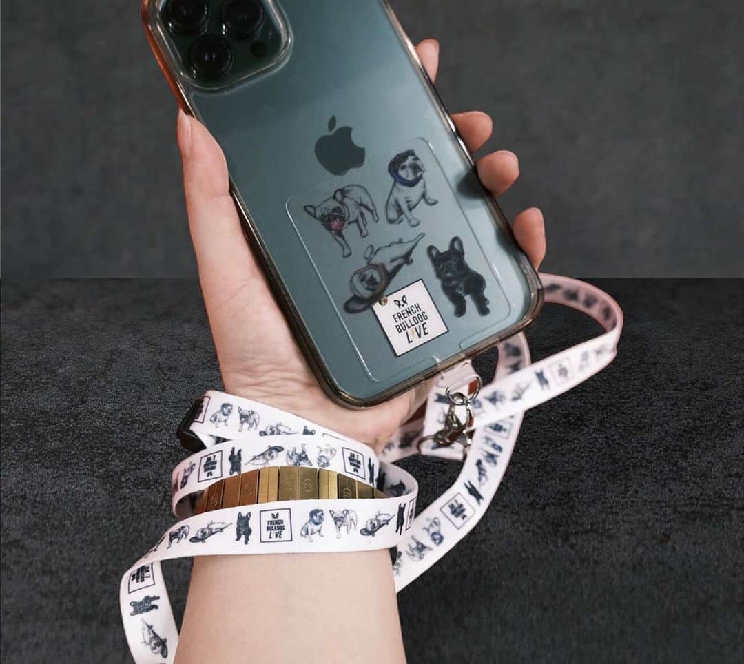 French Bulldog Lifeのインスタグラム：「【イベント限定グッズ⚡️】フレブルライフブースで販売の「NEWアイテム」大公開！  いよいよ次の土日は「フレブルLIVE」⚡️  私たち「フレブルライフ」のブースで販売する限定＆先行アイテムを公開中です！  この日のために新作をたくさんご用意しました！  気になる商品がある方は、お早めにブースへお越しくださいませ⚡️  ★詳しくはフレブルライフをチェック プロフィールまたはストーリーズからどうぞ @french.bulldog.life  #フレブルLIVE」