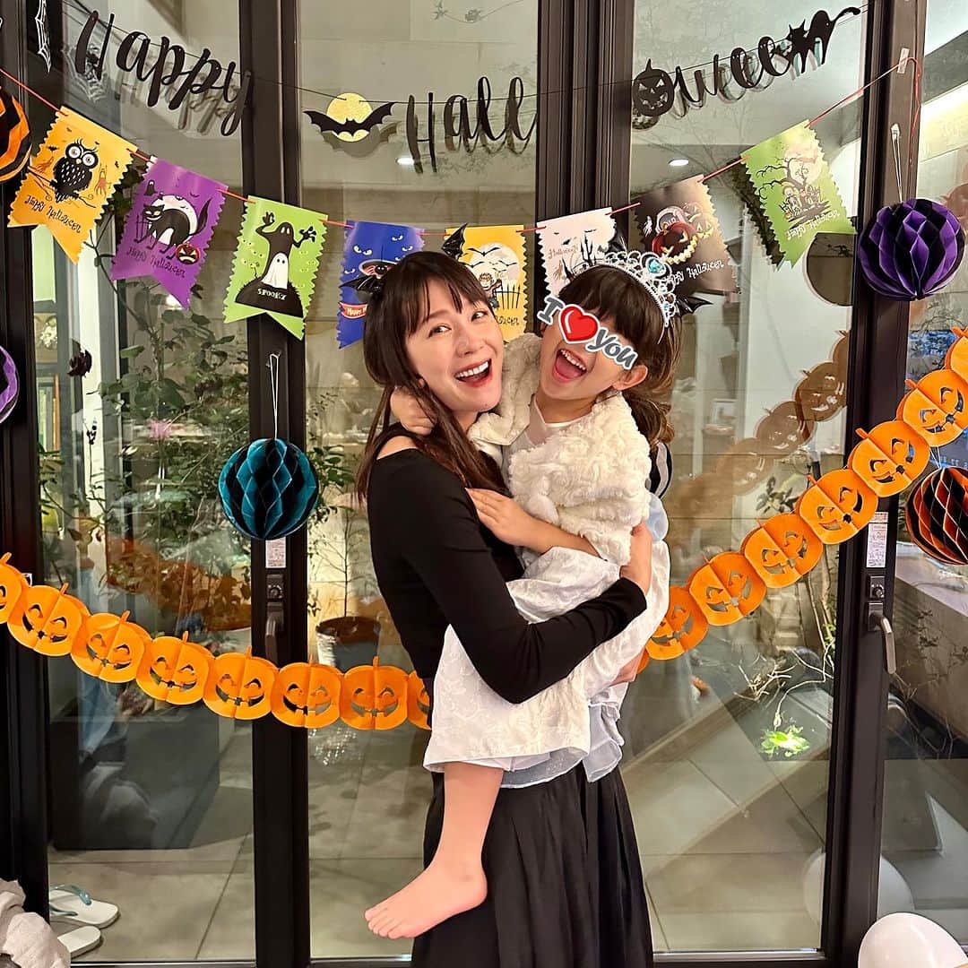 相沢まきのインスタグラム：「アラフォーのハロウィンコーデは全身ブラックに🖤 SHEINで買った🦇コウモリの羽アクセでハロウィン感少し出ました🎵 tops☞ @fanfan_closet  skirt☞ @meri.onlinestore  hairaccessory☞ @shein_japan   #アラフォーコーデ #ハロウィンコーデ #ママコーデ」