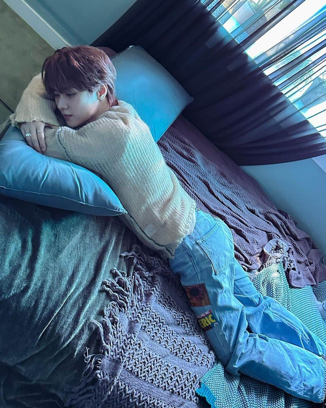 クン（KUN）のインスタグラム：「I just wanna lay in my bed~」