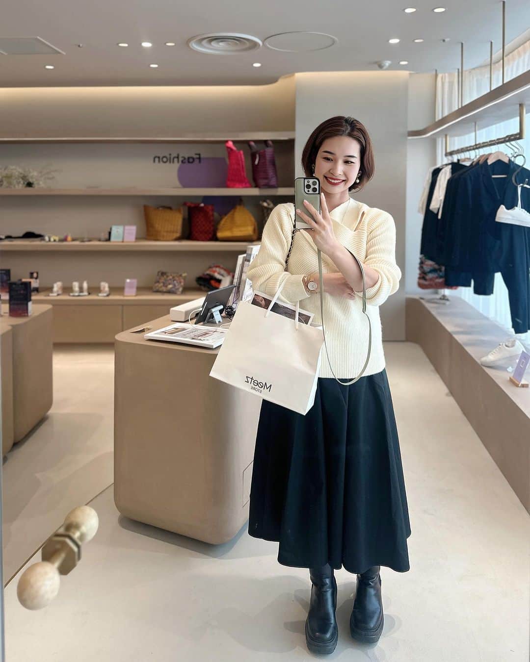 三佐和あやのインスタグラム：「【 京都高島屋S.C. 】で、取り扱いのある 大好きな美容商品に注目💐  2Fの MeetzSTORE @meetzstore は、 高島屋通販で 販売している 一流商品を、  実際に、見て、説明を 聞いて しっかり 検討できるスペース♡  わたしが気になった  商品をピックアップして、紹介するね🎵  まず、 O.T.F. Skin care @otf_skincare   長年お肌の悩みに向き合った 肌の専門家が研究 開発🌱  フリーズドライエッセンス 0.9g /4,620円(税込  スキンローション  100ml/3,322円（税込  フリーズドライエッセンスを スキンローションをで、溶いてつかうよ。  瓶の中で 混ぜるのが、勿体無くて😆💦 とりあえず、手のひらで 溶いてみたけど 触らなくても   はらはら…儚く溶けていく♡ お肌に乗せると トロリとしたテクスチャーで すぐ潤ったような 感じがしたよ✨  香りは うすく、感じなかったな。  環境や地域創生への貢献、 福祉との連携にも目を向けた  商品開発をしているブランド✨  次に、 ナノクリスフェア @nanocrysphere_official   ナノサイエンスが もたらす感動！ 美容成分の 大きさが 毛穴より大きかったら、 届かないよねー、という 言われてみれば 絶対そうだ！と思う化粧品で  お肌にのせてみると、 塗ったところに 止まってくれているような感覚がしたよ〜  首元まで ぬりこみたいよね、と バイヤーさんと盛り上がった✨  おすすめは、オールインワンと 美容パウダーだって☺️  この、美容パウダー24時間いつつけても いいんだって！ スキンケアした後の べたっとした肌に、 夜 寝る前に つけてもいいんだよ✨」