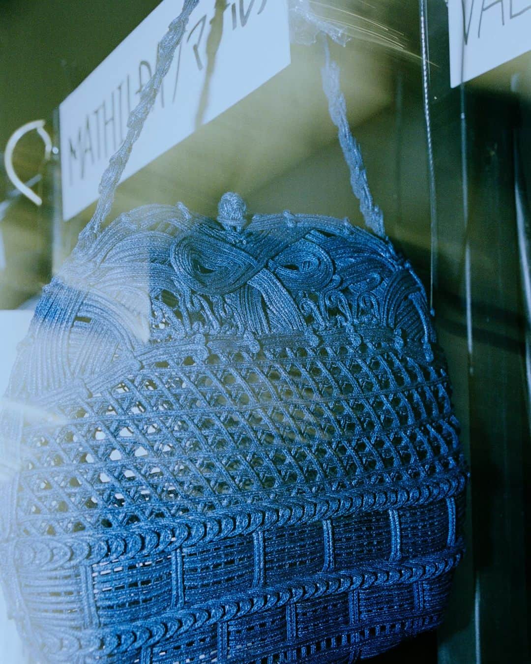 黒河内真衣子のインスタグラム：「ちっちゃな竹籠みたいなポシェット。靴紐の様な細い紐で刺繍して出来ています🧺  Cord Embroidery "Hanakago" Mini Hand Bag - navy  #mamekurogouchi  #23fw」