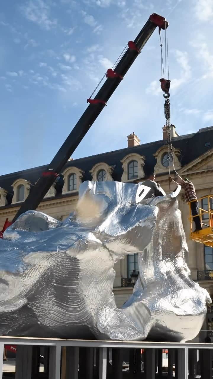 のインスタグラム：「This timelapse captures the installation of Urs Fischer’s monumental sculpture “Wave,” which is on view at Place Vendôme in Paris as part of Paris+ par Art Basel (@artbasel)!   The monumental public sculpture is the sixth sculpture in Fischer’s series “Big Clays.” Despite their imposing scale, these works always begin with a small piece or pieces of clay shaped in the artist’s hand. Fischer describes this process as “a sensual and repetitive gesture, like a bodily motion,” which he ends prior to conscious intervention. Follow the link in our bio for more information.  __________ #UrsFischer #Gagosian @chaosursfischer  Artwork © Urs Fischer」