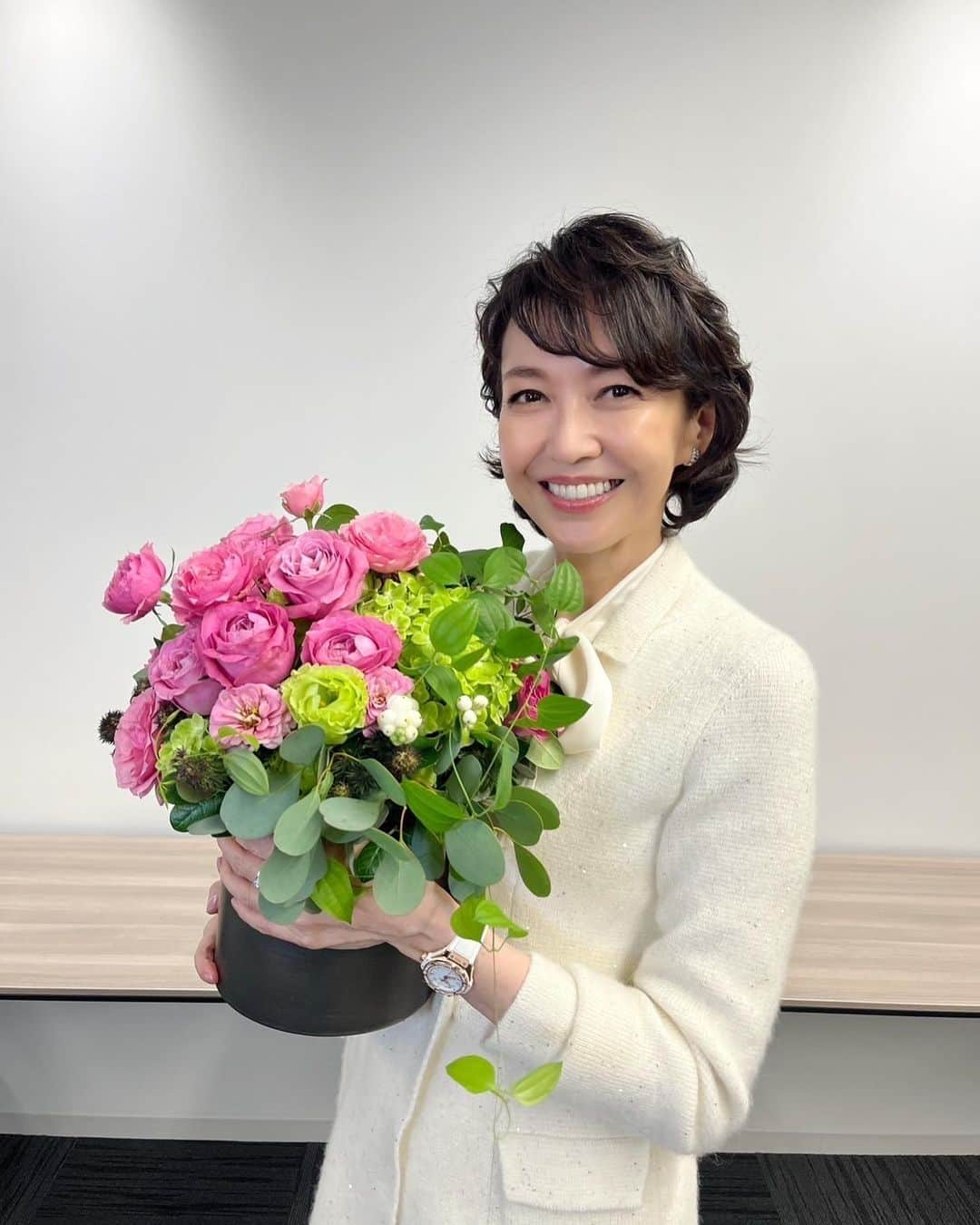 賀来千香子のインスタグラム：「10月17日のお誕生日✨  今年は、お仕事で奈良で迎えました✨ 念願の❗️お誕生日と天赦日と、更に大安が重なる‼️という日で、おかげ様で晴天にも恵まれ☀️、有難い気持ちでお仕事をさせていただきました☺️ （これは、又、後日お知らせ致しますね〜😉）  古都、奈良という土地でもありましたし✨、神様、仏様、御先祖様、産んでくれた両親、家族、お世話になり、支えて下さる皆様、応援して下さる皆様、触れ合わせていただく皆様に感謝し、健康や幸せを大切にして、日々を過ごしていきたいと思いました🙏🏻  皆様、いつも本当に有難うございます🤲 先日、家庭画報さんとウブロさんのイベントでお祝いしていただいた時のもの、奈良でのいつものスタッフから、人生レシピの現場から、など、嬉しいお写真を上げさせていただきます💐🎂  最後に、奈良の春日大社の本殿がある中門の前に鹿🦌（神様のお使い✨）がいらっしゃるのは、かなり珍しい‼️との事で、この日は天赦日で縁起が良い感じがして、インスタを御覧下さる皆様にも、ぜひ‼️お伝えしたいと思いました🍀  これからも、どうぞよろしくお願い致します🍀💖  #誕生日 #感謝 #ありがとうございます #happybirthday  #あしたも晴れ！人生レシピ #あなたの知らない京都旅〜1200年の物語 #家庭画報 #ウブロ #ファビアナフィリッピ #fabianafillippi #サバース #sabirth #賀来千香子 #chikakokaku」