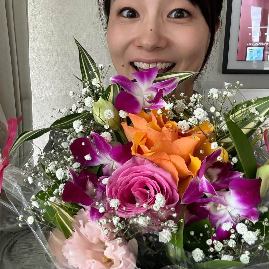 去来川奈央さんのインスタグラム写真 - (去来川奈央Instagram)「. おかげさまで 今年も１つレベルアップ↑しました〜✨  温かく優しく 背中をおしてくださるメッセージ✉️に 私のことを思い浮かべながら選んでくださったのだろうなぁと お気持ちが伝わってくるプレゼント🎁 すべて宝物です🥹こんなに幸せをいただいてしまってよろしいのでしょうか💦  おはパソを終えてABCを出ると リスナーさんがお祝いの言葉を伝えに来てくださっていました💐  エビシーより以前、ABCのキャラクターだった「キュキュ」のラジオ📻は 中高生の頃に私が愛用していた相棒。 リスナー時代に酷使しすぎて 鼻と脚が折れてしまった〜😭と 話していたのを覚えていてくださり この度、二代目をいただけることに！🎁 なんてサプライズ😳感激〜！！💦 ただ、このラジオ📻は 当時の思い出が深すぎて 見ると胸がきゅう〜っ！とするほど。 恐らくわたくし使えません…😂✨笑  リスナーの皆さまへ、これからも この感謝の気持ちを お返ししていけますように🫶  #おはようパーソナリティ古川昌希です #おはパソ #ふるぽん #いさちゃん #古川昌希 #去来川奈央 #ABCラジオ」10月22日 16時33分 - nao.isagawa