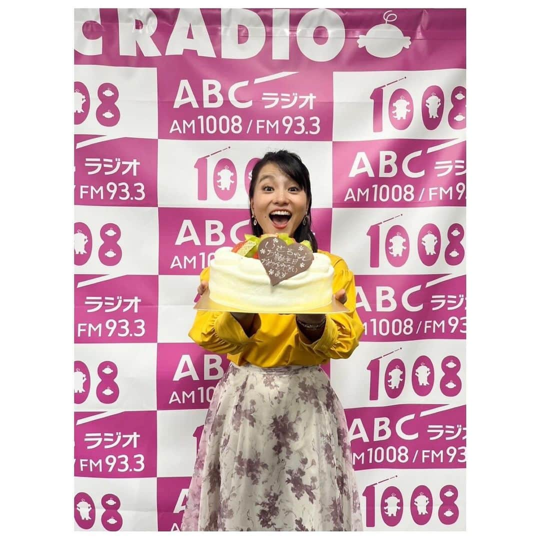 去来川奈央のインスタグラム：「. おかげさまで 今年も１つレベルアップ↑しました〜✨  温かく優しく 背中をおしてくださるメッセージ✉️に 私のことを思い浮かべながら選んでくださったのだろうなぁと お気持ちが伝わってくるプレゼント🎁 すべて宝物です🥹こんなに幸せをいただいてしまってよろしいのでしょうか💦  おはパソを終えてABCを出ると リスナーさんがお祝いの言葉を伝えに来てくださっていました💐  エビシーより以前、ABCのキャラクターだった「キュキュ」のラジオ📻は 中高生の頃に私が愛用していた相棒。 リスナー時代に酷使しすぎて 鼻と脚が折れてしまった〜😭と 話していたのを覚えていてくださり この度、二代目をいただけることに！🎁 なんてサプライズ😳感激〜！！💦 ただ、このラジオ📻は 当時の思い出が深すぎて 見ると胸がきゅう〜っ！とするほど。 恐らくわたくし使えません…😂✨笑  リスナーの皆さまへ、これからも この感謝の気持ちを お返ししていけますように🫶  #おはようパーソナリティ古川昌希です #おはパソ #ふるぽん #いさちゃん #古川昌希 #去来川奈央 #ABCラジオ」