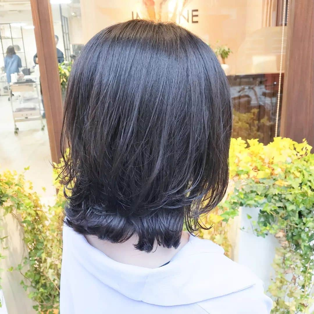 IMAGINE-hairさんのインスタグラム写真 - (IMAGINE-hairInstagram)「いつもありがとうございます😌  ✄お客様スタイル✄  ☆パーマで楽ちん外ハネボブ☆  真っ直ぐ！！パーマすぐとれる！！そういう髪質のお客様に酸性デジタルパーマで乾かすだけで外ハネになるボブスタイルに✨  これ、ほんまにアイロン使ってません✌️乾かしてバーム(オイル)つけてるだけです✌️  酸性の薬剤であててるのでダメージは最小限✨✨  スタイリング 👉ハンドブローのみ、オイル仕上げ  メニュー 👉カット＋酸性デジタルパーマ　¥17,050  秋山はこんな美容師です。 ✄30代、40代、50代のお客様から支持して頂いてます。 ✄ショートスタイル、ボブスタイルが大得意です。カット技術には自信あるので、まとまりやすく朝のスタイリングを楽にします。 ✄生えグセ、髪質、頭の形等をしっかり見て、顔の黄金比に合わせて小顔小頭スタイルにします。 ✄かれこれ20年。髪質、ヘアスタイル、頭皮の事等どんな悩みもお任せ下さい。  IMAGINEは、こんな方におすすめのヘアサロンです ❁トップをふんわりさせたい方 ❁つむじ割れが気になる方 ❁毎日のスタイリングを楽に決まるようにしたい方 ❁パサつき、ぺたんこ、うねり、頭皮トラブルなど大人女性のお悩みを持たれてる方 ❁小顔、小頭にしたい方  IMAGINEでは、、、 ・髪の毛、頭皮の様々なお悩みを解消します。 ・パサつき、ぺたんこ、うねり、細毛、抜け毛など大人女性のお悩みもお任せ下さい。 ・日本で唯一のパーマでぺたんこ、つむじ割れを解消します。 ・毎日のスタイリングが楽になるように傷めずまとまり長持ちするヘアスタイルを提供します。 ・顔、頭の黄金比(美しく見えるバランス)をベースに小顔、小頭のヘアスタイルにします。  【IMAGINE天神橋店の料金】 ❁カット　¥6,600 ❁カット＋ファイバープレックスカラー　¥15,950 ❁カット＋ファイバープレックスカラー＋トリートメント　¥20,570 ❁根元ふんわりパーマ＋カット　¥14,850 ❁つむじ割れ解消ポイントパーマ＋カット　¥11,550 ❁酸性ナチュラルストレート＋カット　¥18,150  【アクセス】 〒530-0041 大阪市北区天神橋３−６−２２ TEL  ０６−６３５１−８０２０  詳しくはホームページをご覧ください www.imagine-hair.com  【定休日】毎週月曜日、第2,3,5火曜日  【受付時間】 　【火】12：30～18：00 　【水−土】10：00～18：30 　【日・祝】10：00～17：30  ご予約や気になる方、メニューなどのご相談は お電話(０６−６３５１−８０２０)もしくはDMからお気軽にご連絡下さい❁¨̮   #ショート#ショートヘア#ショートヘアスタイル#ボブ#ボブショート#ショートボブ#ボブヘア#パーマヘアスタイル#インナーカラー#デジタルパーマ#ストレートパーマ#メンズパーマ#ファイバープレックス#つむじ割れ解消#つむじ#脱白髪染め#ハイライト#30代ヘア#40代ヘア#50代ヘア#天神橋美容室#天満美容室#南森町美容院#天神橋美容院#天満#南森町#扇町#天神橋#天神橋筋商店街」10月22日 16時33分 - imagine.365.359