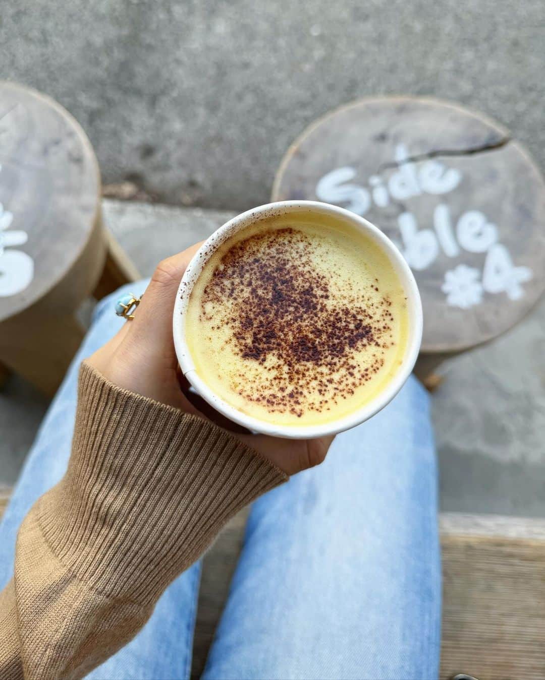 SARAのインスタグラム：「Slow mornings drinking pumpkin spice latte🍂☕️  先週はじめての犬友ができた♡ 犬飼いたい〜甘やかしたい〜w」