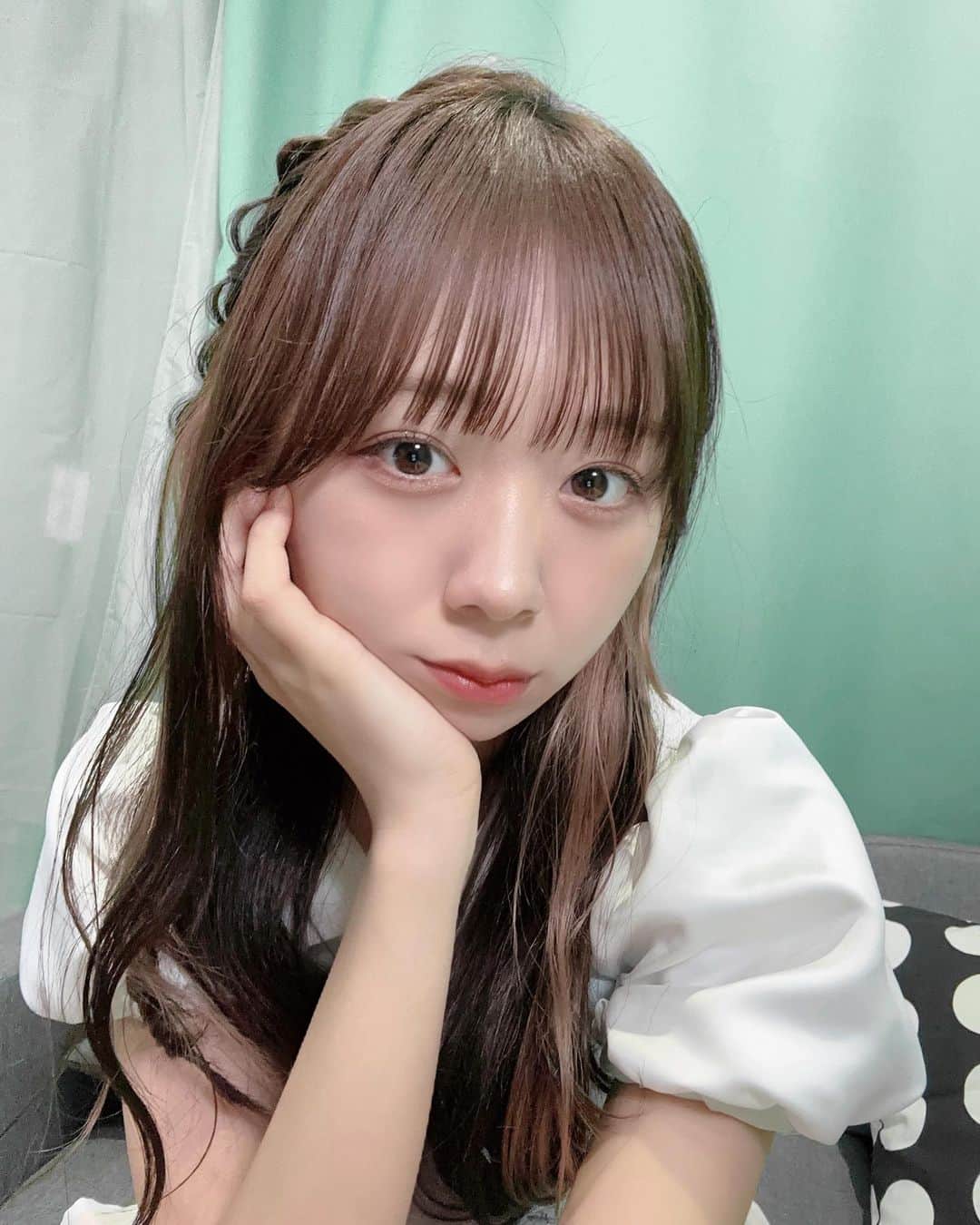 松田美里のインスタグラム：「びふぉあふ失礼しま〜、、   先日またハーブピーリングいってきたよん がっつり剥離有りのやろうと思ったけど、 お仕事あって断念したので赤みも数日で引いた👶🏻  @grandluxe2023 いつもありがとうございます！ #pr」