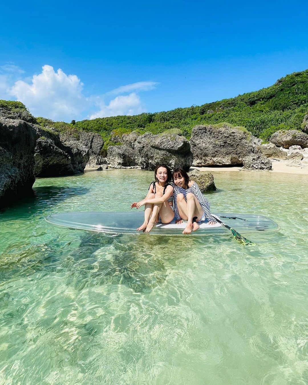 千佐真里奈のインスタグラム：「2日目のメインはアクティビティ! SUPとシュノーケリング🤿 どっちも初めてだったのだけど すごい楽しかった〜〜  腰痛のことがあったので できるか不安だったけど 水の中では無敵だった…! SUPも正座で楽しむことができました😂  クリアSUPだったので サップボード越しに 綺麗なお魚が見えて感動した!  シュノーケリングでは お食事中のウミガメ🐢にも会えました 想像以上に大きくて驚いたけど とっても可愛かった〜〜  こんなに晴れてたのに 海から上がったタイミングで大雨🌊 ぶるぶる震えて温泉に駆け込んだのも 良い思い出。 笑えるエピソードがありすぎる旅!  @pada_miyako  素敵な時間、 写真をありがとうございました🌈  #旅行 #女子旅 #宮古島旅行 #宮古島観光 #宮古島観光スポット #宮古島グルメ #宮古ブルー #アクティビティ #クリアsup #シュノーケリング #ウミガメ #カクレクマノミ #旅の記録 #思い出 #beach #travel #travelphotography #miyakojima #okinawa #japan」