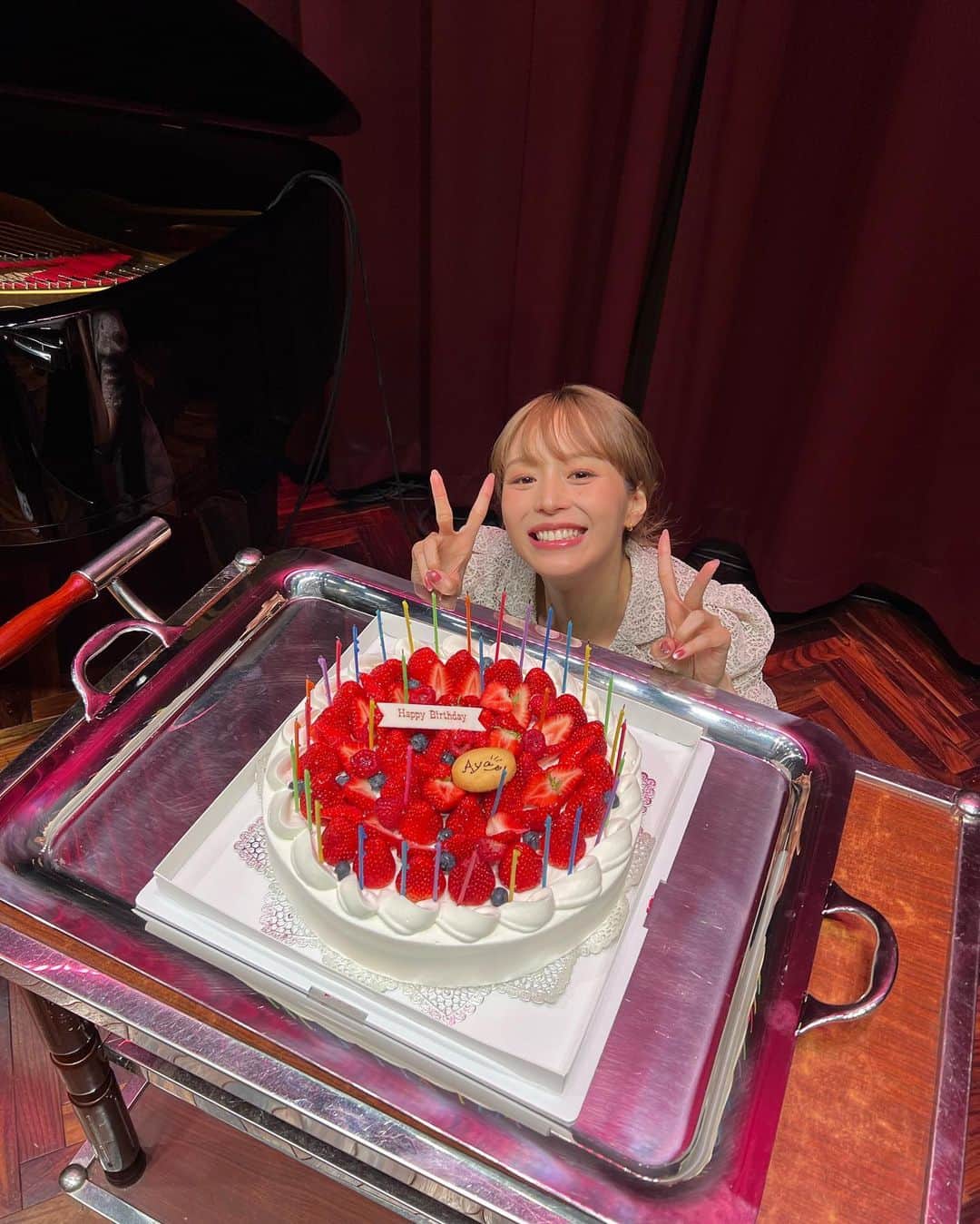平野綾のインスタグラム：「Team AYA初の限定LIVE、 お越しいただきありがとうございました✨ ⁡  1部はトーク、2部がLIVEの構成でした。 ⁡ セトリは来週の愛知の為に内緒にしておきますが、 LIVEのテーマを【はじめて】にしたので、 それに纏わる選曲をしています。 来週来られる方は予想しつつ、楽しみにしていてくださいね♪ ⁡ 私、すっかり自分がBDだったことを忘れていまして💦 最後にまさかのサプライズでした！ ありがとうございました💕 36本のろうそくはさすがに驚きました🤣 ぐるっと一周して火を消したのは人生で初めてです！笑 ⁡ 皆さんと近い距離で、 おひとりおひとりに気持ちが伝わるように、 心を込めて歌いました。 皆さんもたくさん想いを伝えてくださってありがとうございました💓 ちゃんと届きましたよ！ ⁡ 会場になった"俺のフレンチグランメゾン大手町"さん、 素敵なお料理と素敵な空間をありがとうございました。 ⁡ ⁡ #team_aya #ayahirano #平野綾」