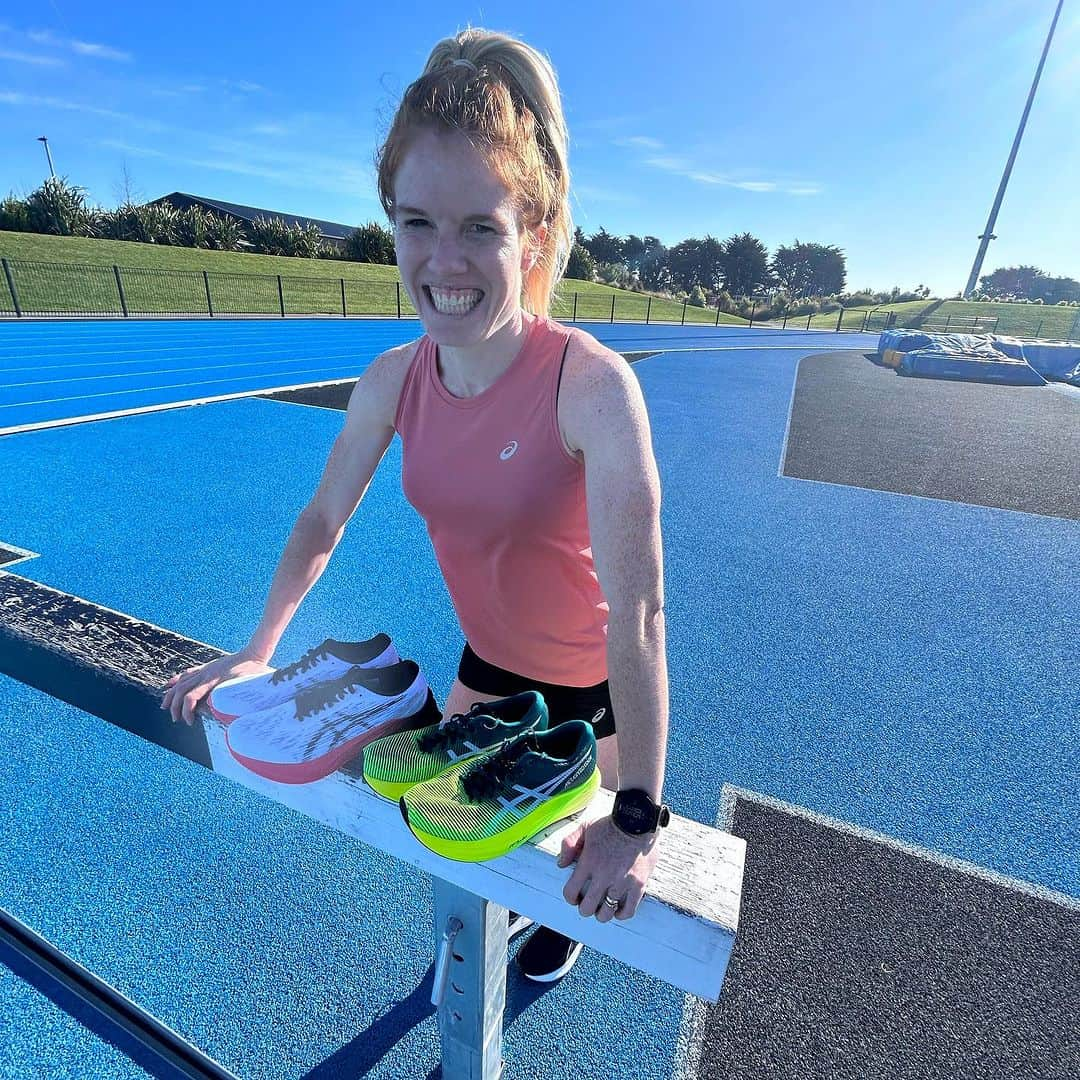 アンジェラ・ペティさんのインスタグラム写真 - (アンジェラ・ペティInstagram)「Thank you so much to @asicsnz for the shoe drop!   I'm super excited to train and race in the speedy gear over the New Zealand summer! ☀️  The GT-2000 12 and the Novablast 3 will be great for my general and longs runs and the Metaspeed Edge + will be awesome for any road races and threshold / tempo sessions- especially with the carbon fiber plate.   Have been loving the magic speed shoes and the kayanos remind me of running as a teenager (my main shoe as a teen) 👟  Looking forward to getting the metaspeed MD, their exciting new carbon spike shoe soon!⚡️  Super grateful for the support! 🤗」10月22日 16時29分 - angie_run800m