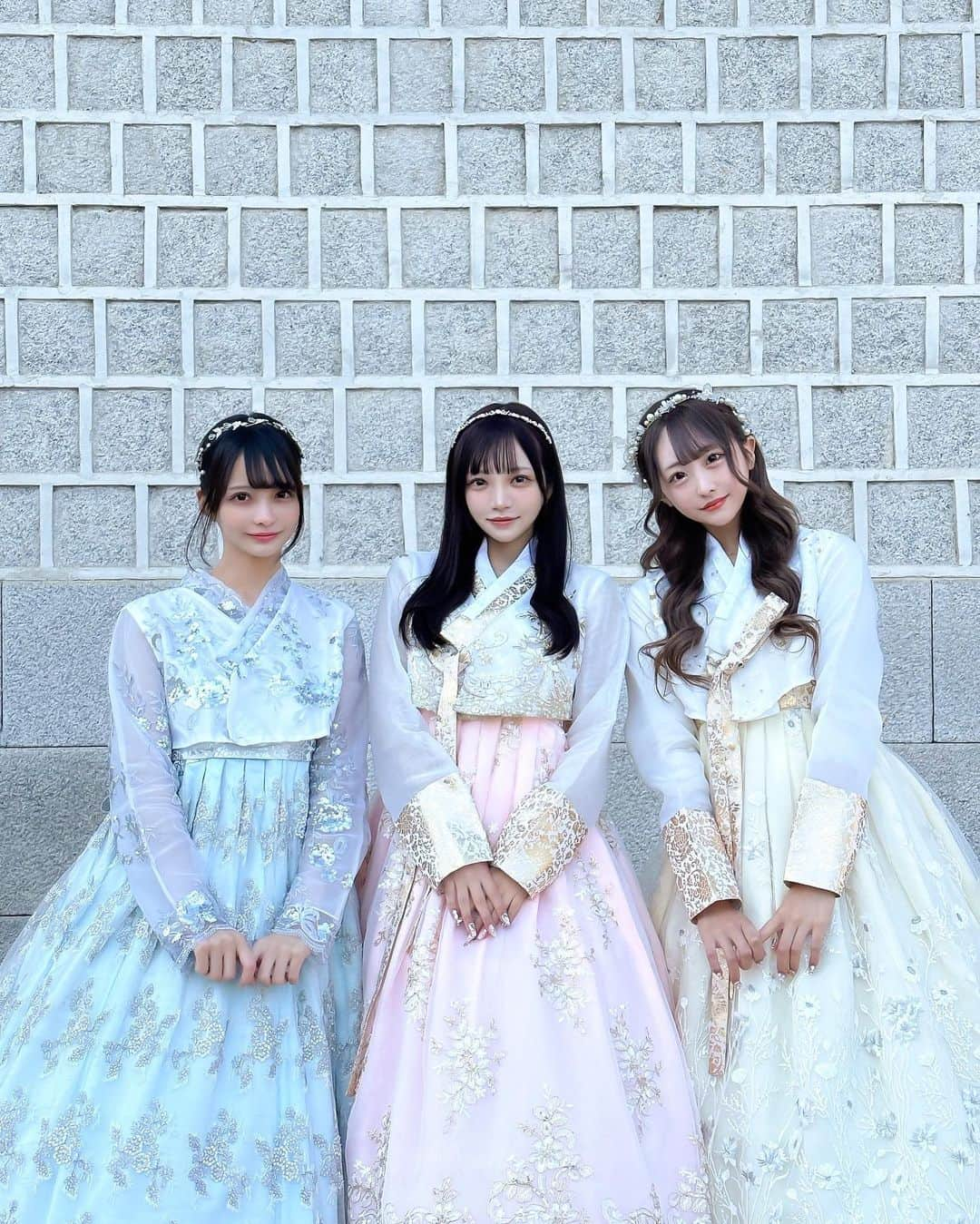 神楽ひなこのインスタグラム：「3人でチマチョゴリ着れた🩵🩷💛うれしい 全員メンカラじゃない色でわらう🥳」