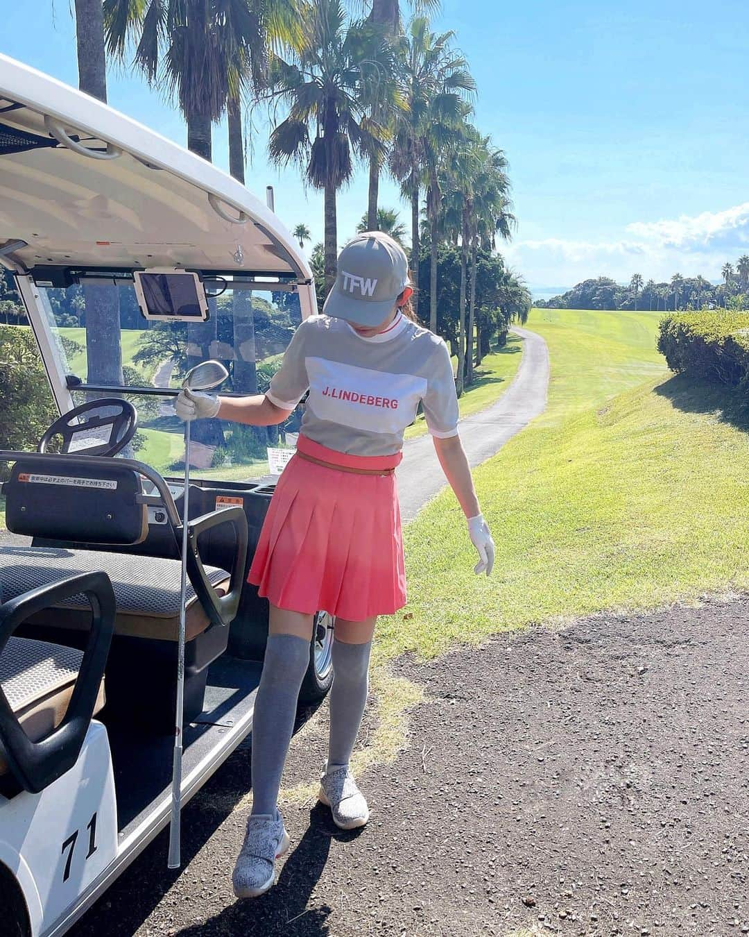 ririiiiii58のインスタグラム：「⛳️°  ラウンド再開の日♩.｡  2021年10月 次女がお腹にいることが分かってから クラブも握ってなかったので ちょうど2年ぶり¨̮  👨🏽が練習で行こかって急遽当日<3 なのでコーデ考えなくていいセットアップ👟⟡.· 2、3年前もよく着てた♡  出発前に何度も忘れ物確認されたのに サンバイザー忘れて👨🏽のキャップ拝借𓄹𓄹  ヘッドカバーも買った時のまま使ってるの 初めて¨̮ これからまた可愛いの探してテンション上げよ←  3枚目は産前最後のラウンド📷´- この時はお腹にいたのね〜👶🏻ྀི  #jlindeberg#jlindeberggolf#ジェイリンドバーグ#tfw49#tfw#ゴルフコーデ#女子ゴルフコーデ#ママゴルフ#ママゴルファー#ゴルフ女子」