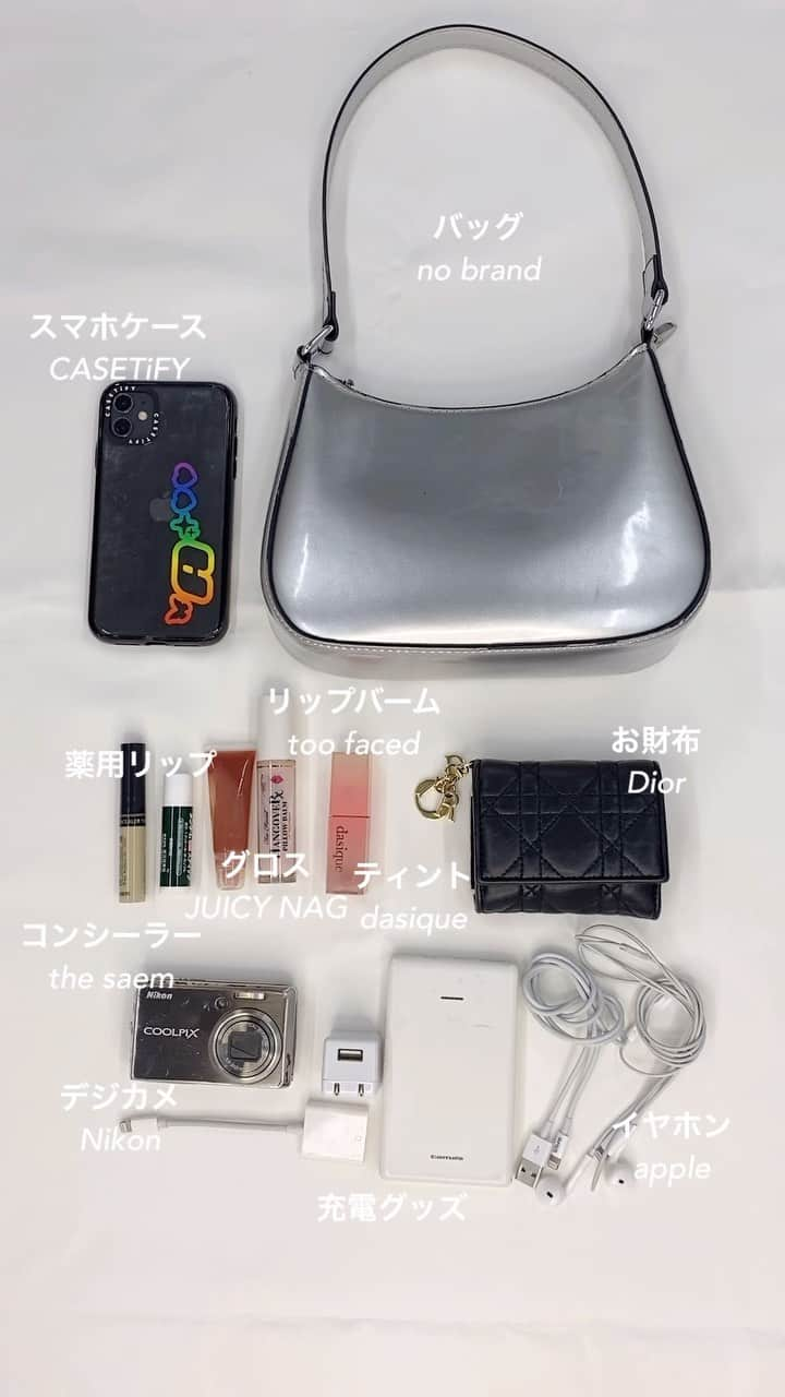 JELLY編集部のインスタグラム：「【最新版 #JELLYモデル のバッグの中身👜❣️】 保存してトレンドストック！  SNSでしか見られないオリジナル連載！ 我らがおしゃれアイコン、 JELLYモデルたちの持ち物を調査🫣💞  各アイテムの愛用ポイントやこだわりとともに モデルズのリアルをお届けしちゃいます✌🏻 本日はバッグの中身も #Y2K ムードたっぷりな #吉田あかり ♡ ーー バッグ：no brand 3年前くらいに買ったけど、今になって使い始めた✌🏻（笑）  スマホケース：CASETiFY @casetify_jp  最近いただいたもの。 イニシャルと一緒に絵文字も入れられてかわいすぎる🐯♡  お財布：Dior @dior  ミニバッグオタクだから、それに合わせてお財布も小さめを愛用👛  ティント：dasique @dasique_jp  やっぱり一本はティントもマスト！ 「Juicy Dewy Tint」の「01 Mood Mango」🥭  リップバーム：too faced @toofacedlovesjapan  ごはんの後やサッと塗りたいときに、すぐ保湿してくれるから便利🥹 「Hangover Pillow Balm」の「オリジナル」。  グロス：JUICY NAG @juicynag  知り合いの方がやられているブランド。  しっかり色づいてぷるっぷるになってくれるから、激推しです…💘  コンシーラー：the saem @thesaem.official_japan 定番の「the saem cover perfection tip concealer」は「グリーンベージュ」を使ってる！  イヤホン：apple @apple  絶対有線派！（笑） 失くしにくいし、コードがある方がおしゃれでお気に入り🥹🩶  充電グッズ 待ち時間やメイク時間に気にせず使えるよう、 撮影の日はコンセント部分も持ち歩きます🔋  デジカメ：Nikon @nikonjp  最近インスタにアップしてる写真も全部これで撮ってる📷！ 2008年製の「COOLPIX」っていう機種。 ーー #jelly#jelly12月号#あーぽん#バッグの中身#カバンの中身 #持ち物#持ち物チェック#必需品#ミニバッグ#ハンドバッグ#dior#ミニ財布#casetify#ケースティファイ#ティントリップ#dasique#toofaced#juicynag#thesame#コンシーラー#イヤホン#apple#韓国コスメ#iphoneケース#置き画 #令和ギャル #女っぽストリート」