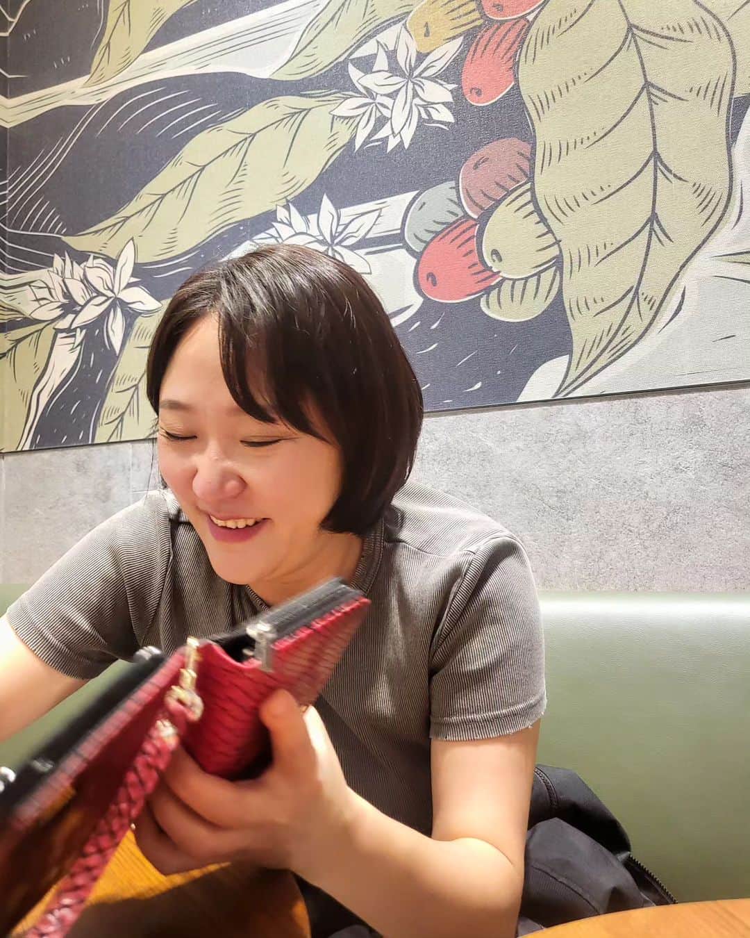 キム・ヒョンスクのインスタグラム：「#폰케이스바꾸라며#한소리듣는중#내가편한게최고#지갑케이스짱#삼성짱 ㅋ#난20대때부터삼성폰쓴다#녹음기능되는삼성#나에겐짱~~!!」