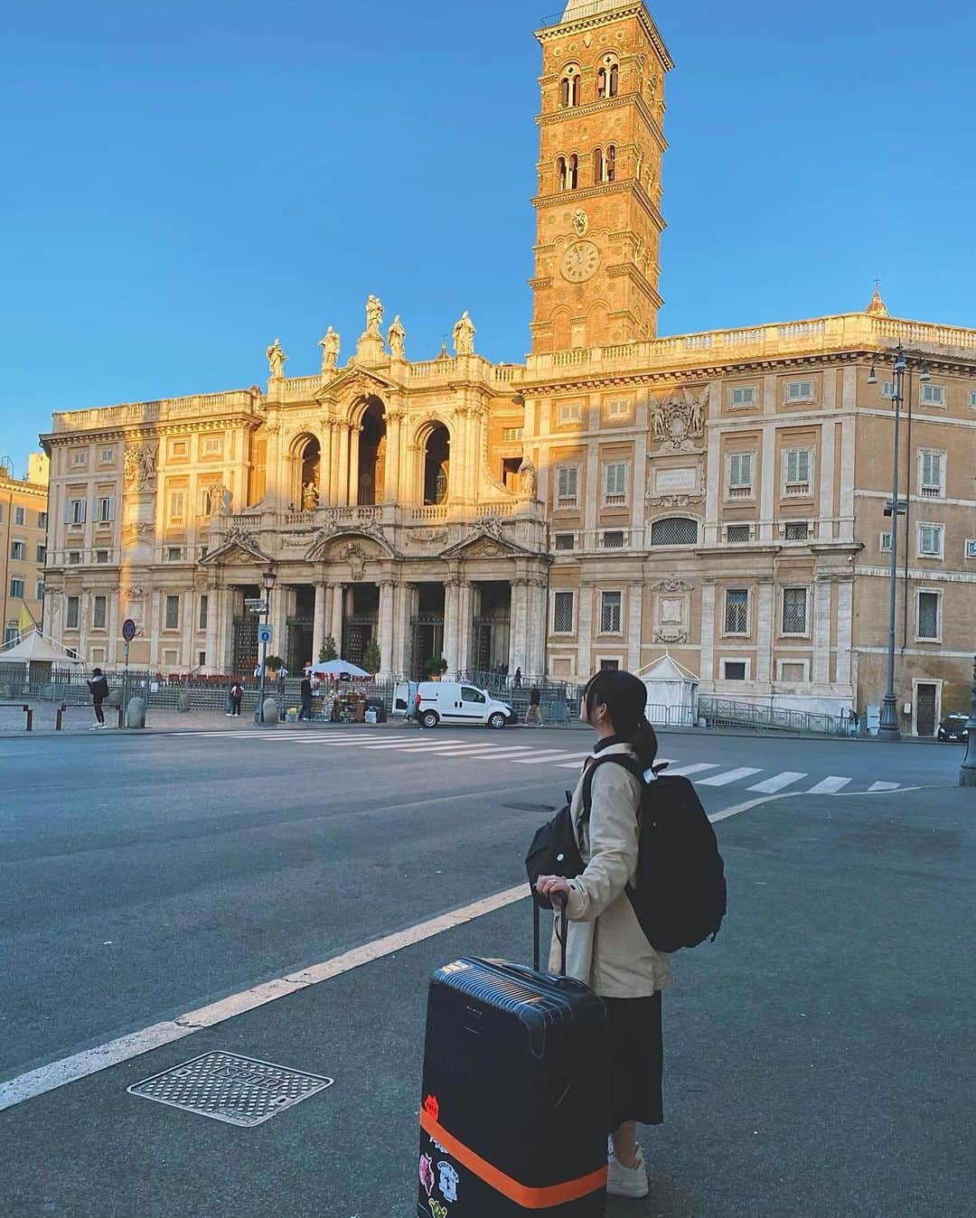 鈴木咲のインスタグラム：「珍しく映え写真が撮れた！！！（大荷物）  #ローマ#駅に行く途中に普通に出てくる凄い建物#イタリア#オシャレ#なんか凄くオシャレ#語彙力が死ぬ街」