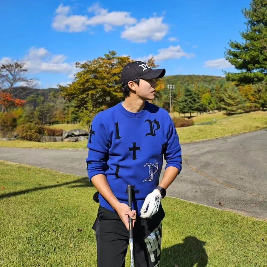 シン・ジフンのインスタグラム：「푸른하늘 가을 단풍 🍁  풍경도 이쁘고 옷도 이쁘고 😍  #pelt #peltgolf #펠트 # 펠트골프 #agern」