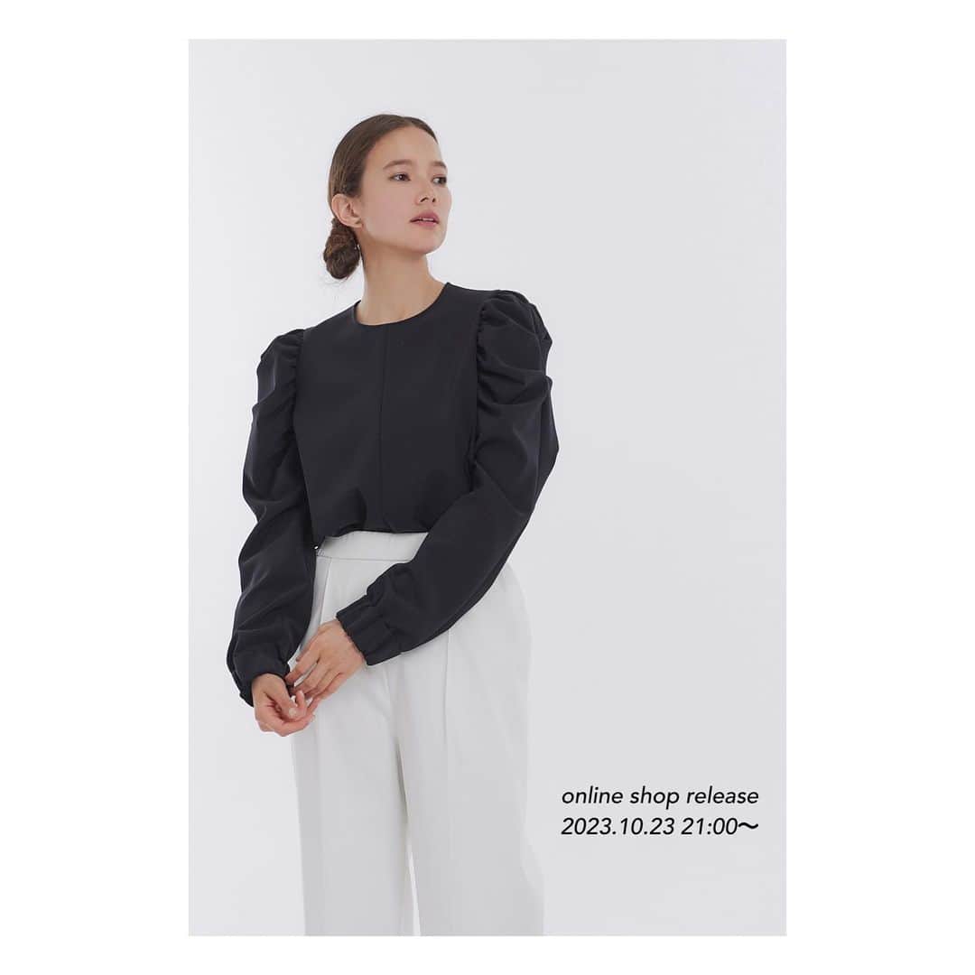 yoriのインスタグラム：「*online shop release*  2023.10/23 pm21:00〜 下記の2023AW新作が 入荷致します！  #スカラップロングスリーブブラウス  #タックショルダーブラウス #ビッグリボンブラウス #ノンアイロンワイドパンツ  #yori_japan」