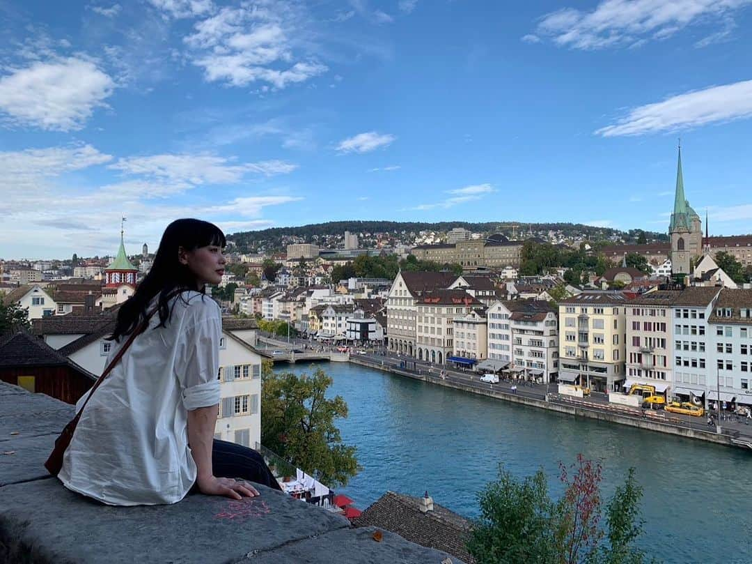 大場美和のインスタグラム：「昨日旅サラダご覧いただいた方、ありがとうございます！ スイスの旅1週目はチューリヒでした😆 街と水がとても綺麗なところでした！ ウェイクボードも楽しかったー！ あと4週、毎週土曜日あさ8時から"旅サラダ"お楽しみにー！ @tabisalad」