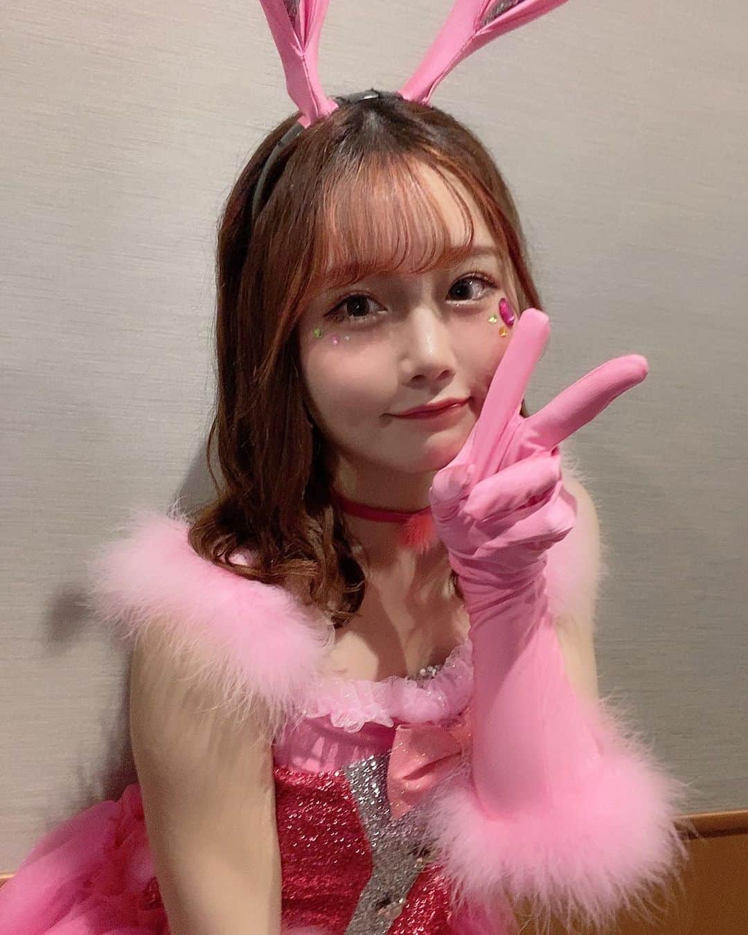 秋吉優花さんのインスタグラム写真 - (秋吉優花Instagram)「. バニーちゃんです🐰  . Zepp Divercity、 Zepp Hanedaライブありがとう🎃  .  だいぶカオスでしたなあ！！  栗山ちゃん(バニー先輩)がイキイキしてて、めっちゃ微笑ましく見ていたら、なぜか私も着させてもらうことになってました  このライブを通してさらに仲が深まった気がします👯  ひじりちゃんのメスゴリラにHKTらしさを感じたなあ、、  .  仮装無い回は(てかベースがそっち) 地毛でなんか色々やってました。笑  みんな可愛かったんだけど 美久の魔女めっちゃ好きだった🥰 これからものびのびすくすく育ってほしいです。  バニーガールでギターが一番意味わかんなかったです。 楽しかった😂✊  . #zepphaneda #zeppdivercity #hkt48 #栗山梨奈 #田中美久 #秋吉優花 #バニーガール #ハロウィン2023 #halloween2023」10月22日 16時54分 - akiyoshi_1024