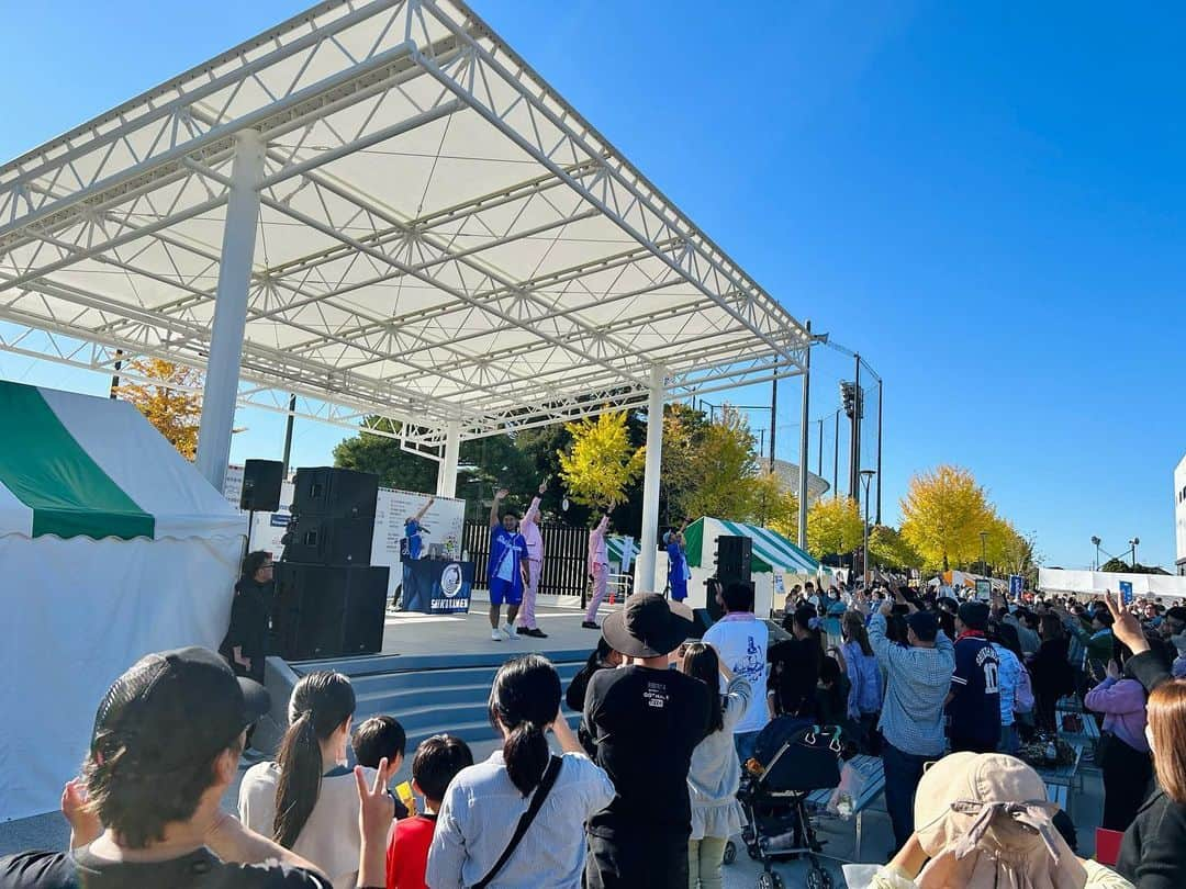 DEppaさんのインスタグラム写真 - (DEppaInstagram)「#スポレク 2023！  群馬県は太田市でライブさせて頂きました！  お客さん最高！天気最高！音響最高！スタッフさん最高！ 風輪最高！シクラ族最高！スポレク最高ーーーッ！！！  めちゃくちゃ楽しかったです！✨  本当にありがとうございました！！！  今日のセットリスト↓  公開リハ1.ひとつなぎ〜君だけのHERO〜 公開リハ2.大丈夫 公開リハ3.100年初恋 1.そら 2.未来チャレンジャー 3.どんなに どんなに 4.僕の宝物 5.MUSIC feat.風輪  最後の最後に風輪の2人が出てきてくれて 一緒に『MUSIC』を歌ってくれました！  タクヤ！ショージ！ありがとねー！！！😭✨  今日のライブで「紅白を目指している」と夢を語っていた2人  大きな夢を口にすると時に鼻で笑われたり 「そんなの無理でしょ」と心無い言葉を言われる事もある。  それでもで曲げず、折れず、いつだって 「紅白に出たい」と夢を語っている2人が 本当にカッコいいと思うし 俺は必ず実現できると信じてる。  絶対紅白行けよ！絶対行けるから！  どんなにどんなに泥だらけでカッコ悪くても どんなにどんなに転んでヘコんで失敗かさねても たった1ミリでもゼッタイ昨日よりも今日のほうが 夢に近づいてると 信じてる  少しだけ少しだけ 踏み出したちいさな一歩が いつの日かいつの日か すべての始まりだったと 胸をはって伝えたいから 伝えたいから  俺たちも大きな夢を掲げて走り続けます！！！  もっともっと頑張るぜ！！！🔥  シクラメンの応援を！何卒！宜しくお願いします！！！  #シクラメン #シクラ族 #シクライブ #風輪 #群馬県 #太田市 #おつまみシクライブ #ラジオ #LIVE #MUSIC #yell #応援歌 #パワー #笑顔 #夢 #目標 #音楽 #恩返し #ありがとう」10月22日 16時57分 - deppa_shikuramen