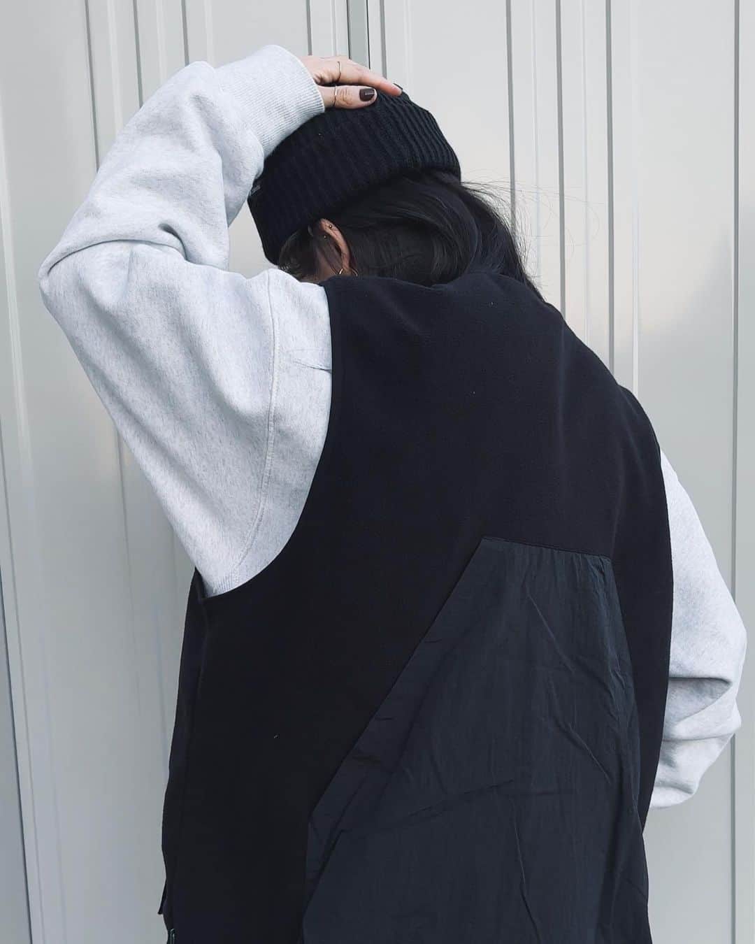 TOMOKAのインスタグラム：「🤍🧶  やっと気に入るニットキャップ見つけた と新しいITTI とお気に入りのコート」