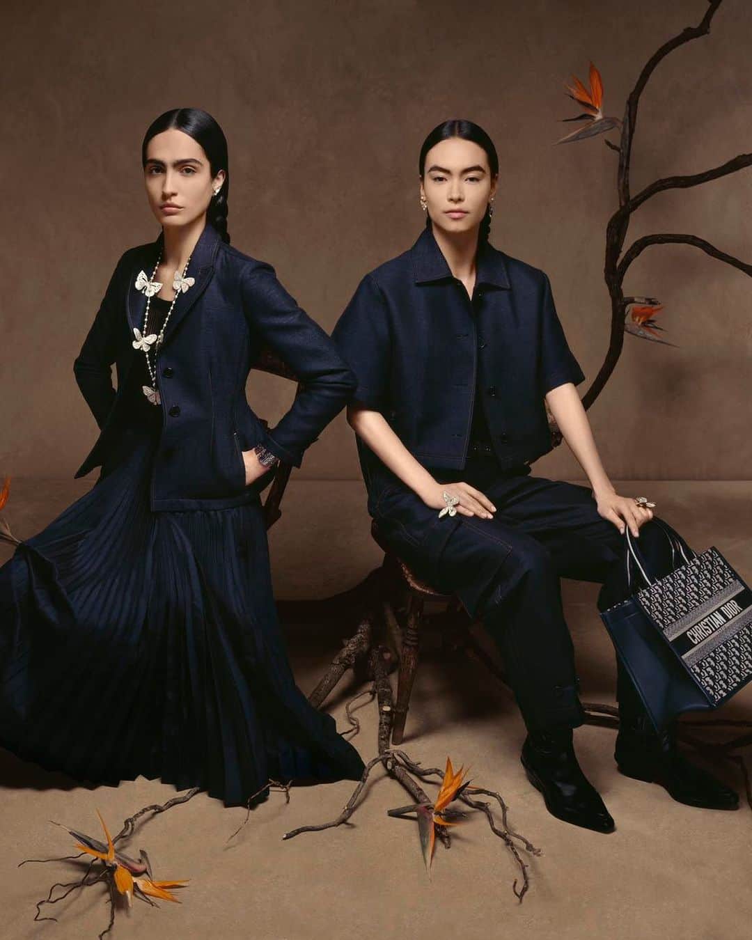 のインスタグラム：「Experience the confluence of modern silhouettes and time-honored Mexican traditions, encapsulated in the #DiorCruise 2024 collection by @MariaGraziaChiuri. Zoom in on notes of masculine tailoring, subtly molded to accentuate the softness of feminine aesthetics. Amidst this backdrop, the new iteration of the #DiorBookTote emerges, decorated with the dynamic toile de Jouy pattern. This iconic pattern is now resplendent with the sweep of butterflies and embroideries awash with imagery that channels the verdant beauty of Mexico's landscapes. © @BrigitteNiedermairStudio」