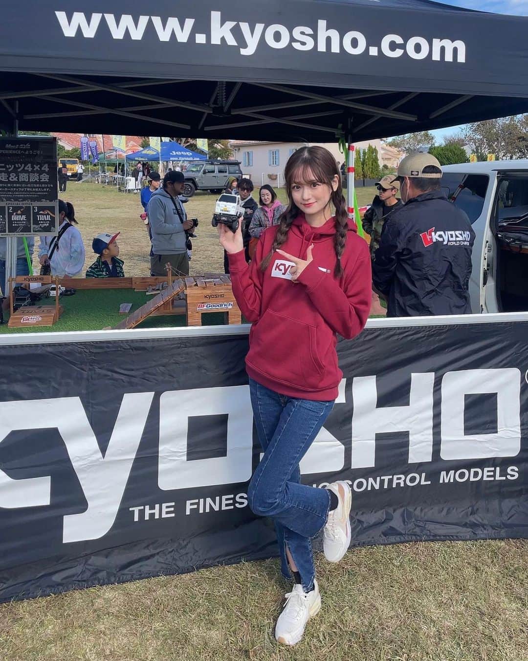 のインスタグラム：「🚗  JOA Meeting 4WD & OUTDOOR FES 2023 Yokosuka westcoast🚗  終了ーー🔥  マイマシンは、もちろんスバルのサンバー❗️ （朝改造して作りました笑）  ラジコン上手くなったら青のサンバーを プレゼントしてくれるということで 本日ラジコン猛特訓！🔥  超レアの青のサンバーGETのため ラジコン練習を必死にしましたが 最後の最後に、 運んでいたミニサンバーを落としてしまい、、😱  悔しー、、 （悔しいので青のサンバーの箱の前走っときました😭）  ということで、　  今日は、青のサンバーゲットにできませんでした😭 また次回機会があれば頑張ります💦  #pr #miniz4x4 #miniz #ミニッツ #joameeting #kyosho #スバル #スバルサンバー」