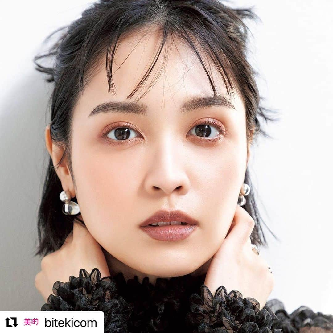 長井かおりのインスタグラム：「赤っぽブラウンeye♡  #Repost @bitekicom with @use.repost ・・・ ＼長井かおりさんイチオシ！秋のアイメイク／ 【トレンドの赤っぽブラウンシャドウは茶まつげと好相性♡】  ヘア＆メイクアップアーティスト長井かおりさんが最旬メイクをレクチャー！ 今注目のレッドブラウンのアイシャドウにブラウンのまつげで華やかに盛れるアイメイク、ぜひトライして♡  今秋注目の赤っぽブラウンは華やかさを盛れる茶まつげと好相性  「この秋は赤っぽブラウンがトレンドの予感。このレッドブラウンにぜひ合わせたいのがオレンジブラウンの盛りまつげ。まつげもアイラインも黒だと少し重たい印象になりますが、盛り茶まつげなら軽やかだけど抜けすぎない絶妙なバランスに！」（長井さん）  ＼使用＆おすすめアイテム／  写真2枚目 レッドブラウンをアイホールより広めに薄く。 a．セザンヌ ビタートーンアイシャドウ 01　￥748  b．ジルスチュアート　ビューティ ブルームクチュール アイズ ジュエルドブーケ 05　￥6,380  c．コスメデコルテ アイグロウジェム スキンシャドウ 23M　￥2,970【モデル使用】  3枚目 質感違いの同系色をシャドウラインとして。 コスメデコルテ アイグロウジェム スキンシャドウ 18G ￥2,970　  4枚目 まつげとリンクするコーラルベージュ。 ディオール ロージーグロウ 004 ￥5,940　  5枚目 ラフにシアーめに塗って。 シャネル ルージュ ココ ブルーム 160 ￥5,500（限定品）  #松本愛 #秋コスメ #秋メイク #新作コスメ2023 #新作コスメ #秋コスメ2023 #bitekicom #コスメ好きさんと繋がりたい #メイク好きさんと繋がりたい #今日のメイク #美的 #美的メイク #メイク好き #女子力向上委員会 #美容好きな人と繋がりたい #コスメ #今日のコスメ #コスメオタク #美肌になりたい #美容好きさんと繋がりたい #美意識高い人と繋がりたい #コスメ好きな人と繋がりたい #美容垢さんと繋がりたい #メイク好きな人と繋がりたい #美活」