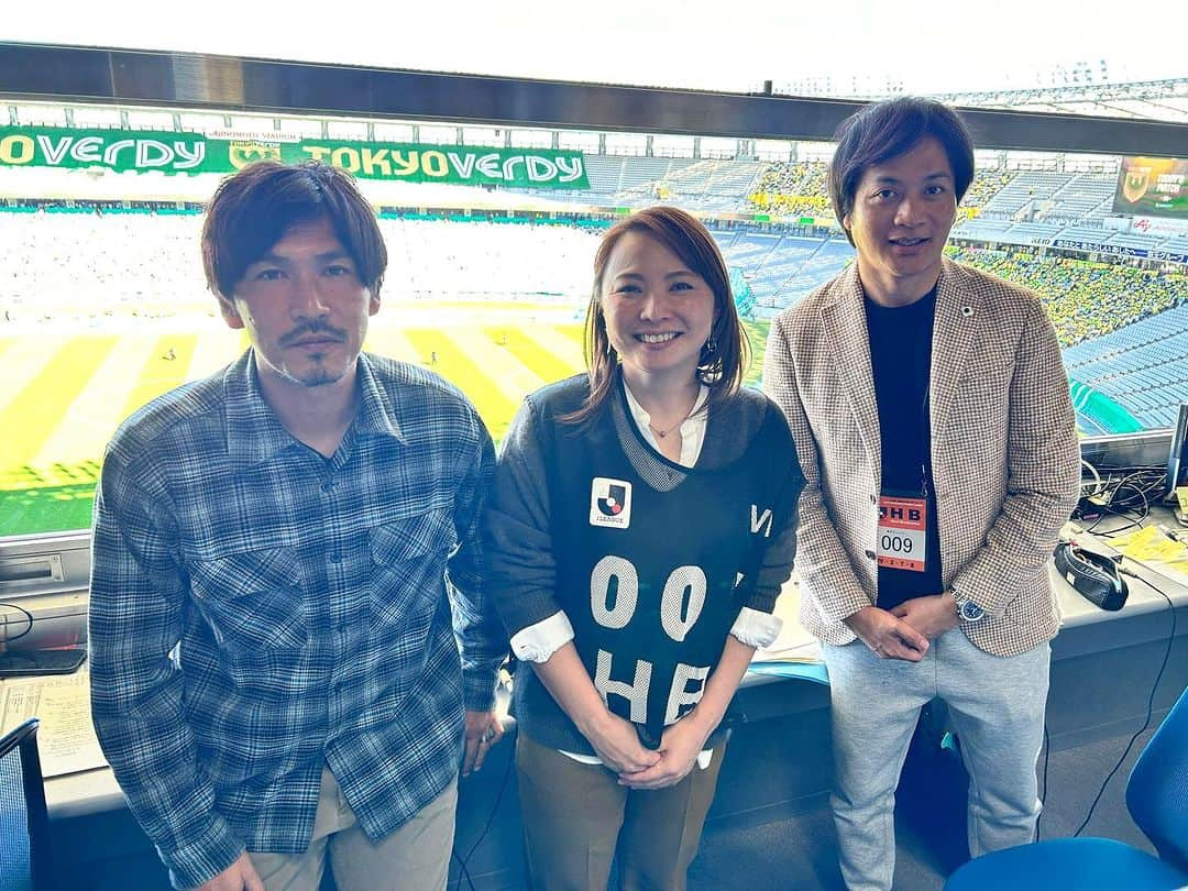 山田泰三のインスタグラム：「東京ヴェルディVSジェフユナイテッド千葉。 オリジナル10同士の昇格争いは2点ビハインドからの大逆転という劇的な展開でした。 どちらの監督さんも解説でお世話になったので、頑張ってください！ アルディージャもすごい試合だったみたいですね。 今夜はバルサVSアトレティックやります。 そちらもぜひー！ #DAZN #Jリーグ #東京ヴェルディ #ジェフユナイテッド千葉 #ラリーガ #バルセロナ #アトレティック #サッカー #サッカー好き」