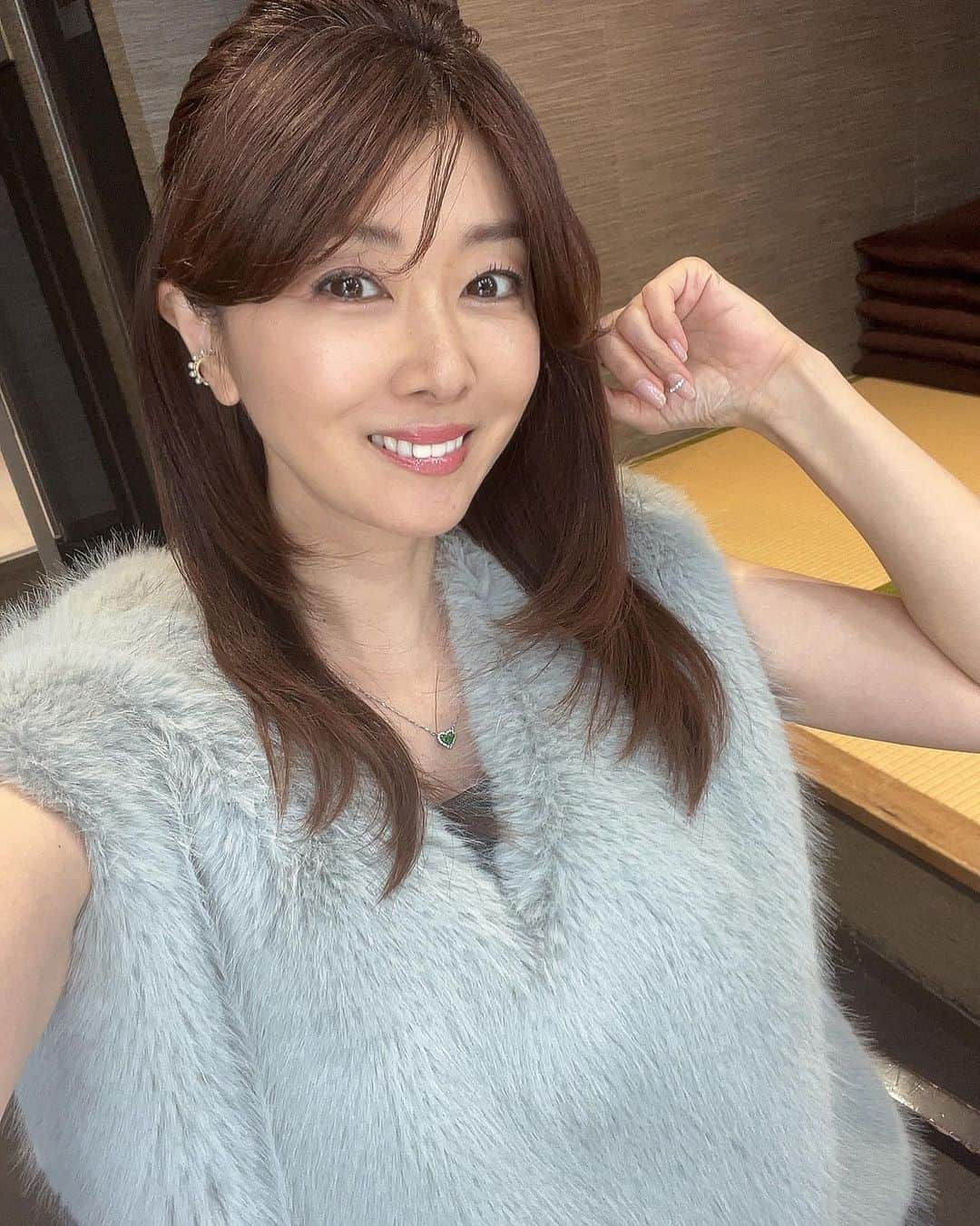 矢部美穂さんのインスタグラム写真 - (矢部美穂Instagram)「今日はこのあと19時からQVCの生放送に出演します✨ リレイのクリームシャンプーの愛用者として♡ @lilay0510  私、3ヶ月使っていますがオールインワンシャンプーの概念を覆すくらいのクリームシャンプーなんです✨ 個人的に携帯用で欲しいくらいですから😍 私が使い始めてから前回の放送をみて、妹の美佳、美希も大絶賛っ✨さらには姪っ子までもが♡  ちなみに山林堂騎手なんて調整ルームに持って行っていい⁈と聞かれ…川崎宅のリレイを持って行かれました（笑） では、皆さん19時からの生放送是非ご覧くださいませ✨ ファーベストは　@idealuce_official   #リレイ #クリームシャンプー #プラスバイリレイ  #美容女子 #すごい #40代コーデ #40代 #矢部美穂」10月22日 17時05分 - miho.yabe.0607