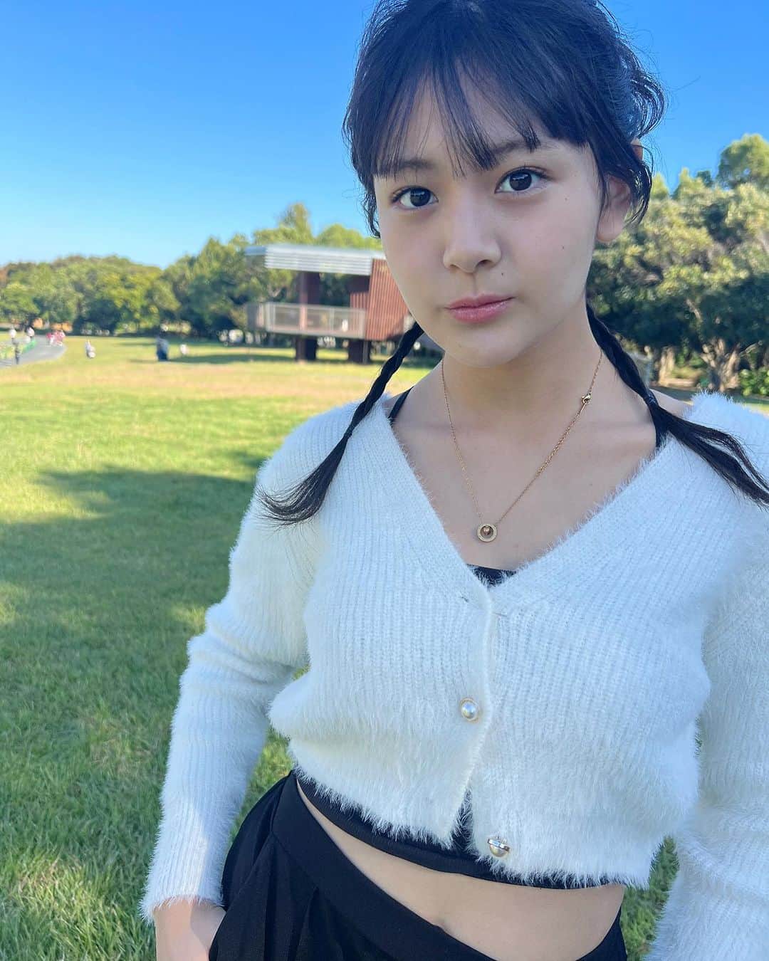 伊與田綾音のインスタグラム：「あやは最近、夕方お庭でゆっくり本を読んだり 風に当たったりしてリラックスしております🌱」
