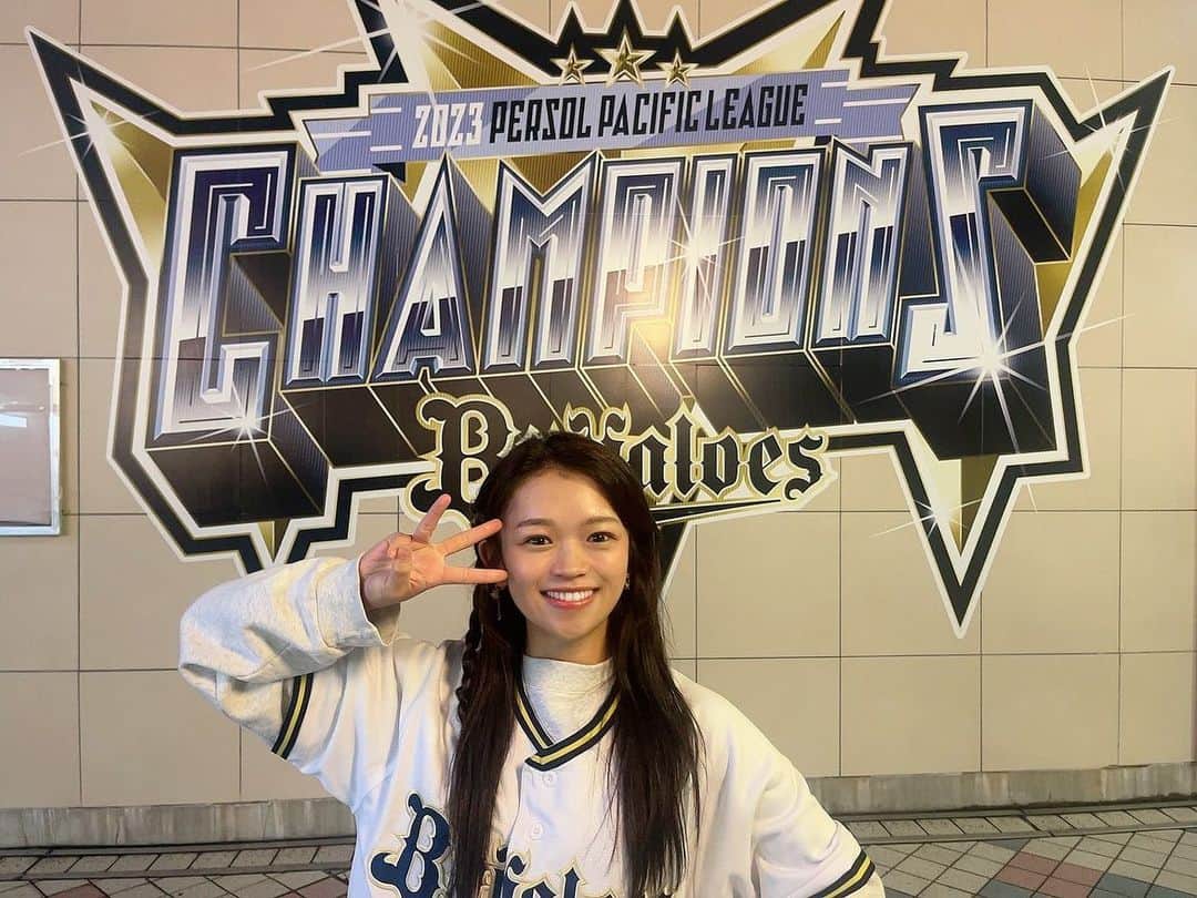 のインスタグラム：「. 3年連続で日本シリーズ進出って 冷静に考えて凄すぎるよね⚾️🫶🫶  関西ダービー熱く盛り上がりますように…🔥 （肝心のチケットは外れました😭）  #オリックスバファローズ #オリックス#バファローズ #プロ野球#野球#野球観戦#日本シリーズ#阪神タイガース #orixbuffaloes#orix #baseball#bs2023 #camera #instgram#instagood #japanesegirl #japan #follow#followｍe」