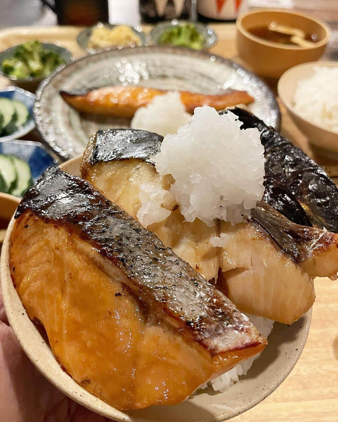 もーさんのインスタグラム：「(*˘︶˘*).｡.:*♡ ♡♡♡ 美味しいお魚が頂けるお店 ・ 📍ゆうあん亭 @yuuantei.kurokawa  ・ 黒川駅から徒歩7分 ・ 幽庵焼き専門店の定食屋さん お米は愛知県産女神のほほえみ使用 日本酒も種類豊富 ・ ◎ゆうあん3種焼き膳 ¥1580 ♦ゆうあん焼き3種を選ぶ ♦ご飯 ♦小鉢 ♦味噌汁 ・ 3種類も食べられて めちゃめちゃお得感がある！ ・ 身がふっくらして、優しいお味♡ ご飯がめちゃめちゃ進むよ〜 美味しかった😋  ◎サーモンゆうあん焼き膳 ¥1580 ♦ご飯 ♦香の物 ♦小鉢 ♦お味噌汁 ・ めちゃめちゃ大きなサーモン 食べ応えあって👍 ・ ◎ゆうあん亭おばんざいセット ¥1380 ・ おばんざいとお刺身、ビールが付いたセット これだけでも全然いい！ めちゃお得なセット ・ ◎お刺身の盛り合わせ  ・ このお刺身の盛り合わせ どれも美味しくて♡ 選んで正解でした！ ・ お茶漬けが出来るように お出汁が付いてくるんだけど その お出汁が美味しくて 飲んだよ😋 ・ お酒のら種類豊富だから日本酒好きさんには たまらないよ〜 ・ おひとり様でも家族連れでも 楽しめるからいいね♡ ・ ・ *☼*―――――*☼*――――― ◇名古屋市北区清水4-15-1 ◇052-908-3508 ◇11:00～15:00 ◇17:00～22:00 *☼*―――――*☼*――――― #ゆうあん亭#ゆうあん亭黒川 #ゆうあん焼き#黒川#黒川グルメ#北区グルメ#黒川ランチ#黒川ディナー#北区ランチ#名古屋グルメ#名古屋ランチ#名古屋ディナー#名古屋居酒屋#黒川居酒屋#魚定食#おばんざい#焼き魚#焼き魚定食#ゆうあん焼き定食」