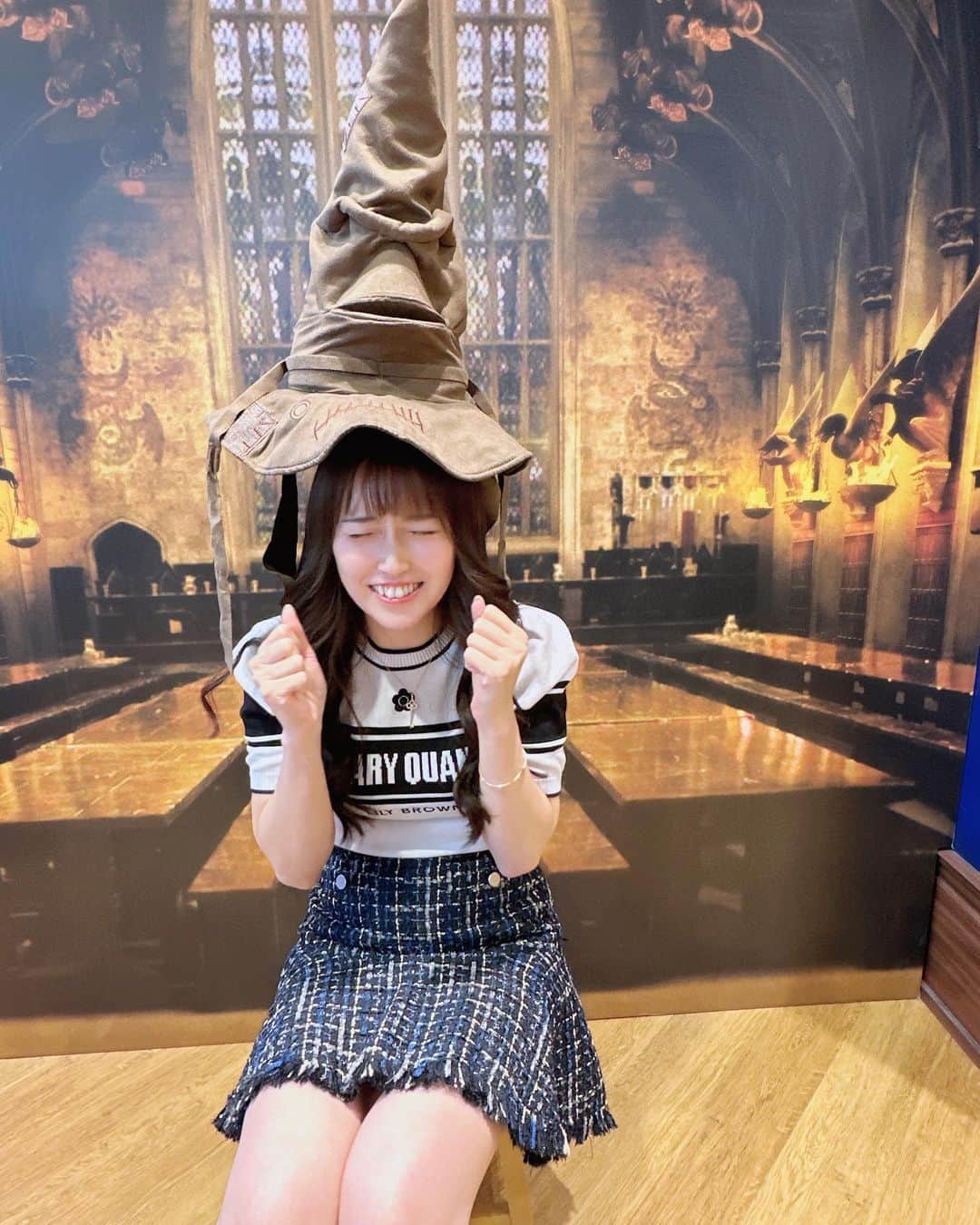 諸星みゆさんのインスタグラム写真 - (諸星みゆInstagram)「🤍 ⁡ 赤坂のハリーポッターマホウドコロ🪄︎︎✨ ⁡ お店の中に組み分け帽子あって スリザリンは嫌だってしてたら 違う感じの絵面になってしまった🤣笑 ⁡ お買い物したら ランダムステッカーもらえて なぜこのシーンがステッカーになったのって 感じでおもしろすぎた🤣🤍🤍🤍 ⁡ ┈┈┈┈┈┈┈┈┈┈┈┈┈┈┈┈┈┈┈┈ ⁡  #ハリーポッター  #ハリーポッターグッズ  #ハリーポッターマホウドコロ  #マホウドコロ  #harrypotter  #harrypotterfan  #赤坂」10月22日 22時34分 - miyucheese.ig