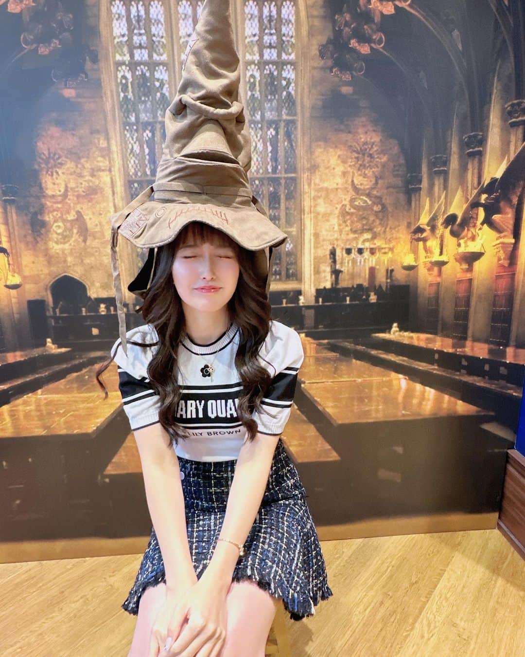 諸星みゆさんのインスタグラム写真 - (諸星みゆInstagram)「🤍 ⁡ 赤坂のハリーポッターマホウドコロ🪄︎︎✨ ⁡ お店の中に組み分け帽子あって スリザリンは嫌だってしてたら 違う感じの絵面になってしまった🤣笑 ⁡ お買い物したら ランダムステッカーもらえて なぜこのシーンがステッカーになったのって 感じでおもしろすぎた🤣🤍🤍🤍 ⁡ ┈┈┈┈┈┈┈┈┈┈┈┈┈┈┈┈┈┈┈┈ ⁡  #ハリーポッター  #ハリーポッターグッズ  #ハリーポッターマホウドコロ  #マホウドコロ  #harrypotter  #harrypotterfan  #赤坂」10月22日 22時34分 - miyucheese.ig