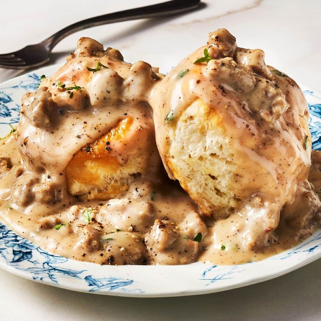 Food & Wineさんのインスタグラム写真 - (Food & WineInstagram)「The most delicious sausage gravy of your life takes just 35 minutes to cook and makes an ideal breakfast spooned over some biscuits. Find @cheferickwilliams recipe at the link in bio.   📸: @gregdupree, 🥄: @margaretdickey, 🍽: @cdaley7」10月22日 23時05分 - foodandwine