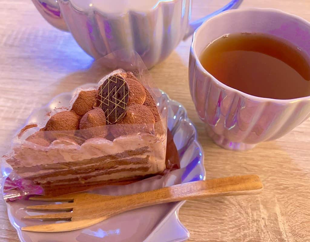 久保亜沙香のインスタグラム：「今日はラーメンと半チャーハン食べたので、夜ご飯はケーキです🍰 このあと、お団子も待ってる🍡」