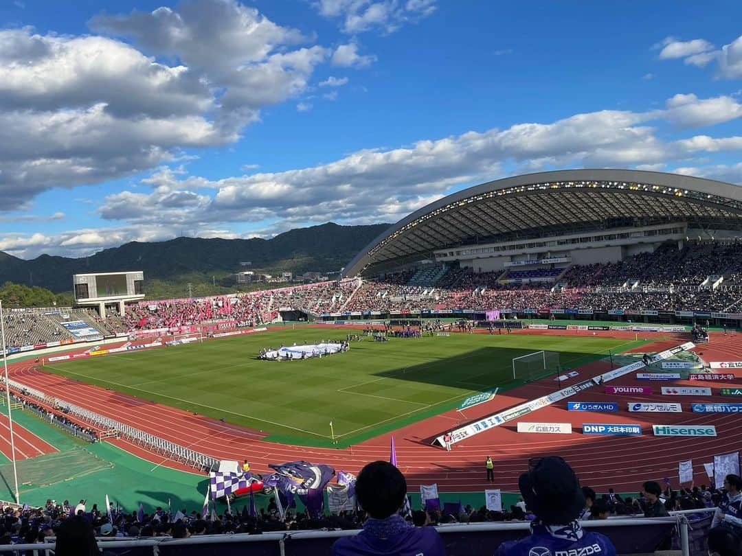 有田優理香さんのインスタグラム写真 - (有田優理香Instagram)「🏟  りおたさんのエディオンスタジアムメモリアルイラスト！ スタジアム正面にどどーんと！圧巻でした🏹  パシャパシャ写真撮ってふと隣を見たら まさかのご本人様がいらっしゃいました🤣  スケッチブックの原画も見せていただきながら 解説していただくという贅沢すぎる時間でした…✨  何がすごいって！ りおたさんの選手の特徴の捉え方はもちろん、 ひとつひとつの観客席に電光掲示板に応援旗に… 細かく再現されているところ！ エディオンスタジアムへの愛、 リスペクトがぎゅっと詰まっていました🥹  思い返せば元気丸1年目の時。 サンフレが優勝争いをしている年に りおたさんを紹介していただいたのも このエディオンスタジアムでした。 思い出の地のラストイヤーに こういう形でお会いできて嬉しい限りです☺️  巨匠！素晴らしい作品ありがとうございました！ そしておめでとうございます！！ 次はエディオンピースウイング広島でどどんと！ 期待しています🧸✨✨✨  #sanfrecce #サンフレッチェ広島 #ありがとうエディオンスタジアム広島 #りおた #巨匠」10月22日 22時38分 - yurikaa0624